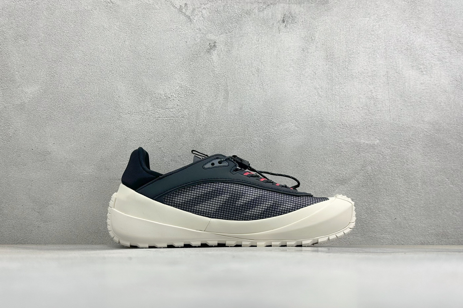 Moncler 蒙口 户外徒步登山鞋 灰网面搭配生胶厚底，复古山系感拉满 透气网布鞋面，加固鞋头防滑颗粒，多色织带鞋带设