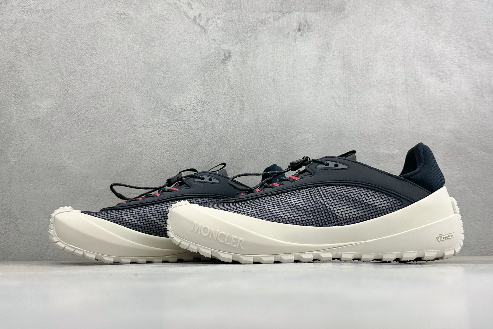 Moncler 蒙口 户外徒步登山鞋 灰网面搭配生胶厚底，复古山系感拉满 透气网布鞋面，加固鞋头防滑颗粒，多色织带鞋带设