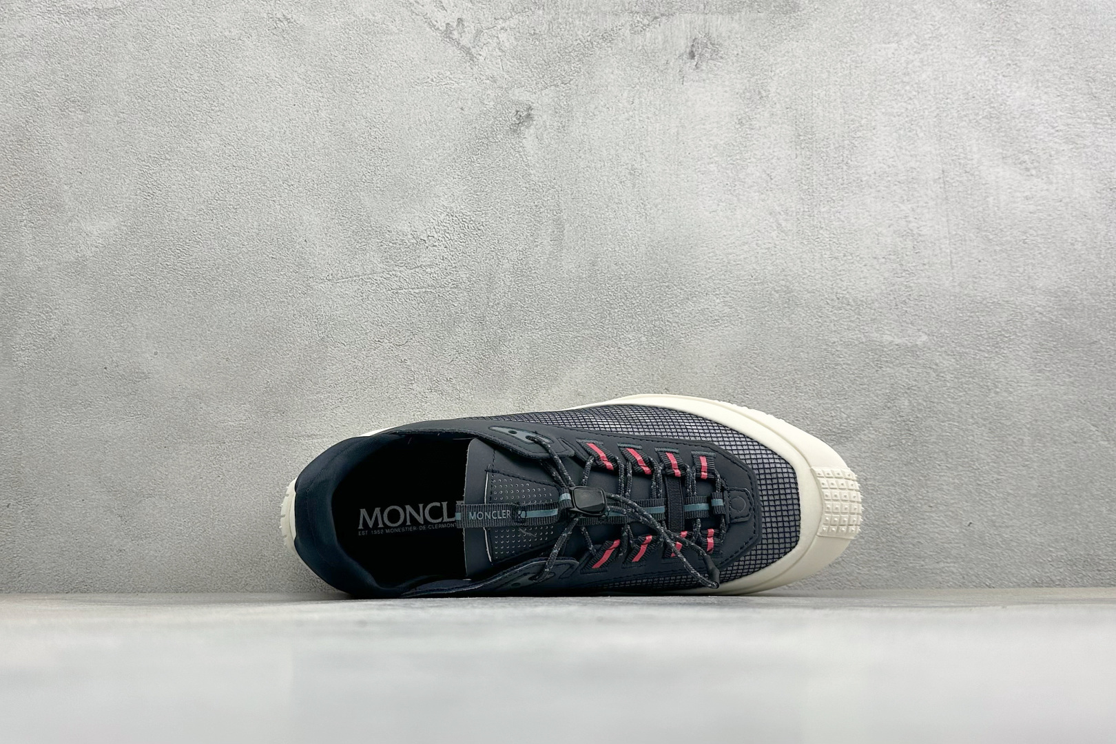 Moncler 蒙口 户外徒步登山鞋 灰网面搭配生胶厚底，复古山系感拉满 透气网布鞋面，加固鞋头防滑颗粒，多色织带鞋带设