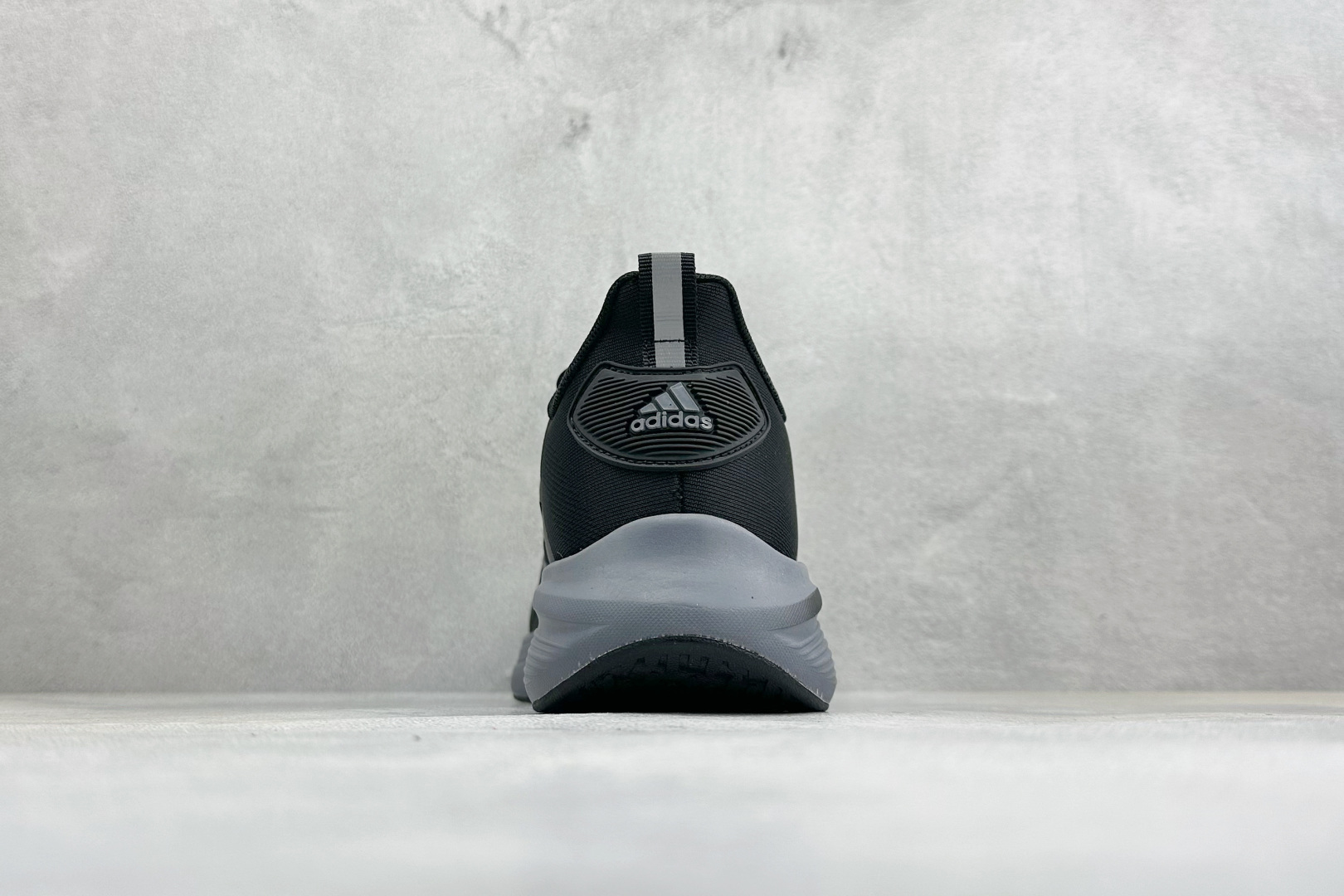 Adidas EQ/RUNNING SHOES 系列复古网面轻量透气跑步鞋 缓震透气 落地轻快高度回弹的脚感 落地稳定性