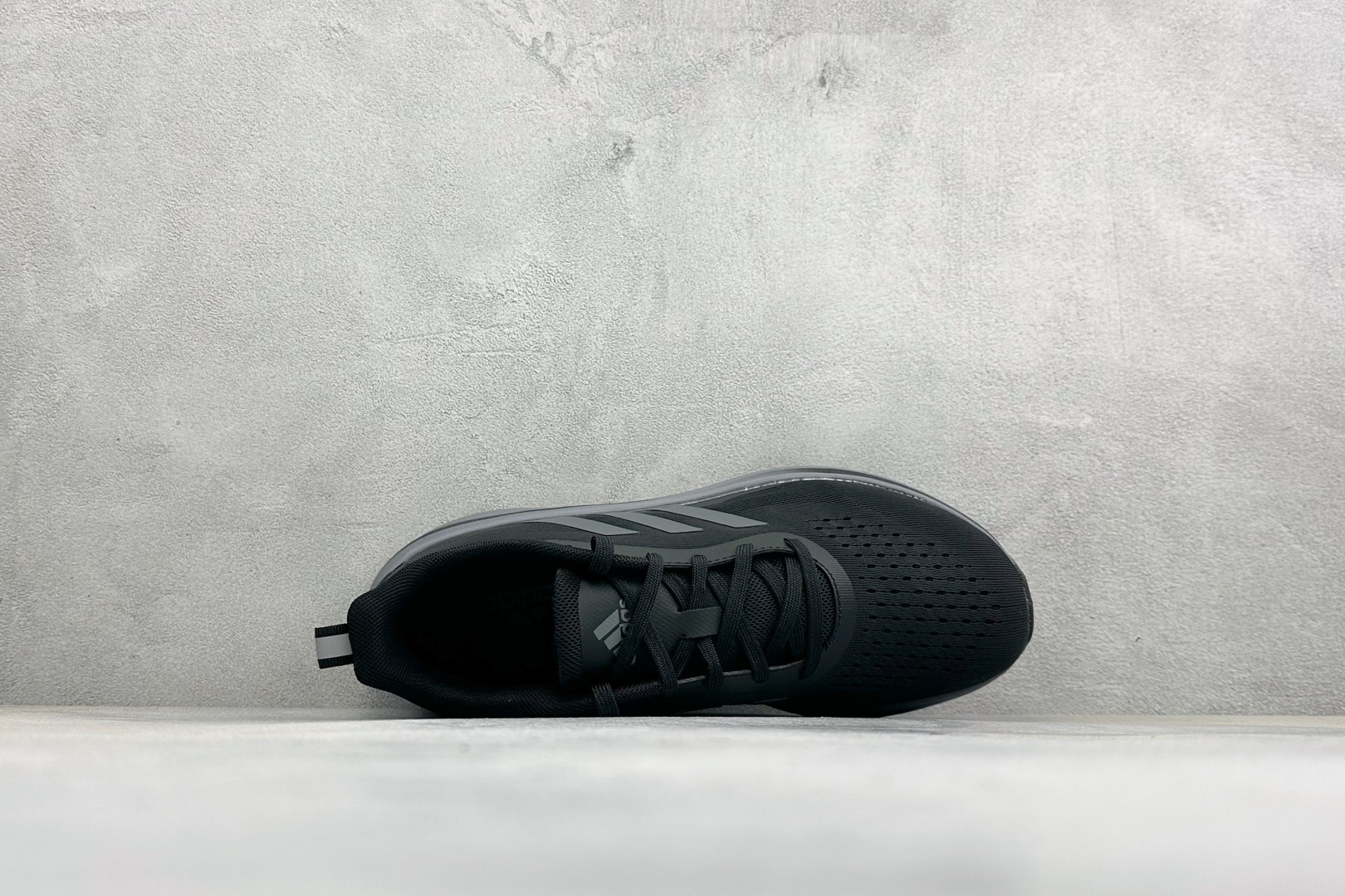 Adidas EQ/RUNNING SHOES 系列复古网面轻量透气跑步鞋 缓震透气 落地轻快高度回弹的脚感 落地稳定性