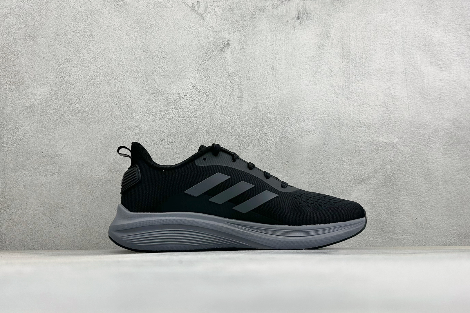 Adidas EQ/RUNNING SHOES 系列复古网面轻量透气跑步鞋 缓震透气 落地轻快高度回弹的脚感 落地稳定性