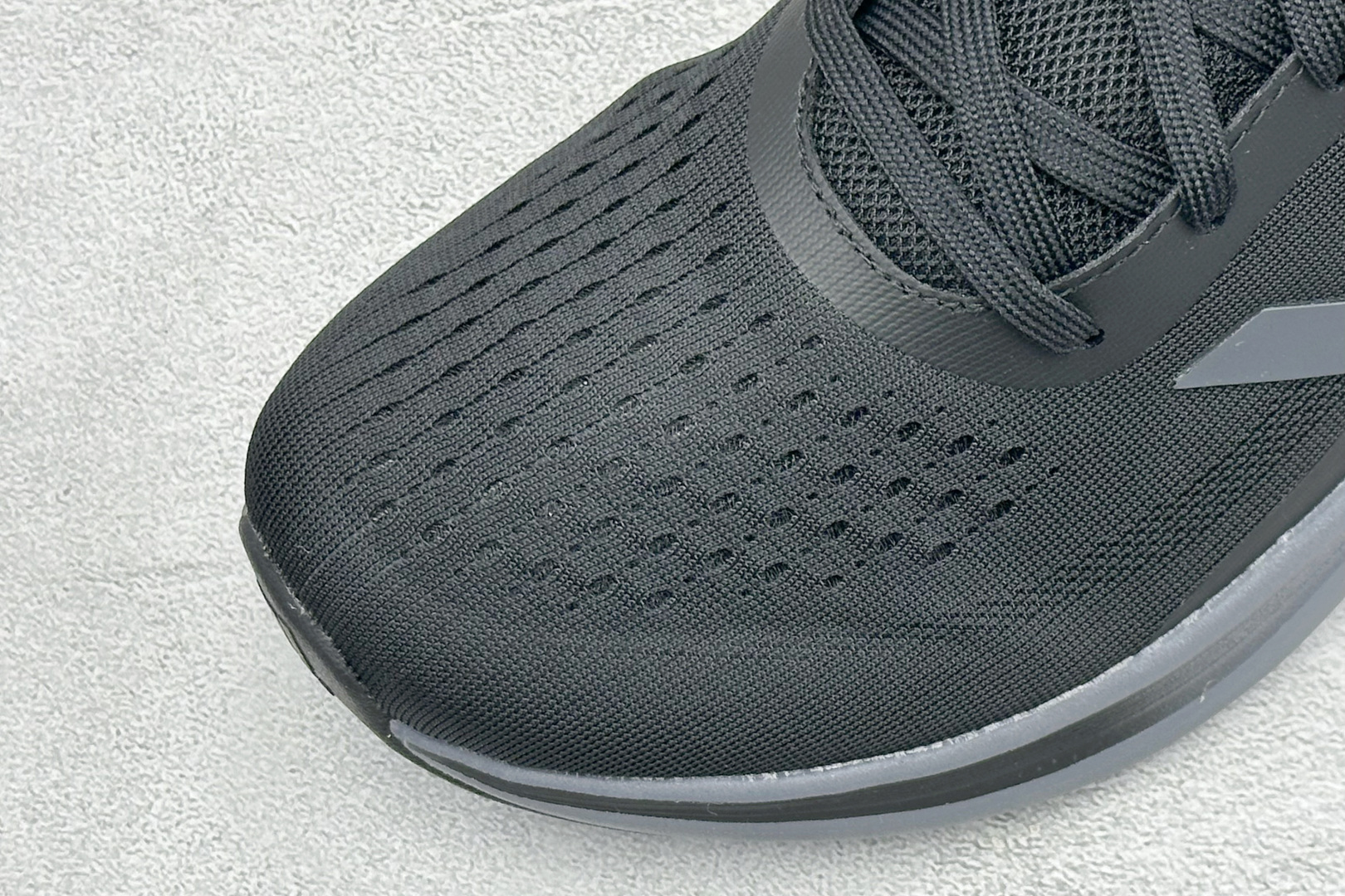 Adidas EQ/RUNNING SHOES 系列复古网面轻量透气跑步鞋 缓震透气 落地轻快高度回弹的脚感 落地稳定性