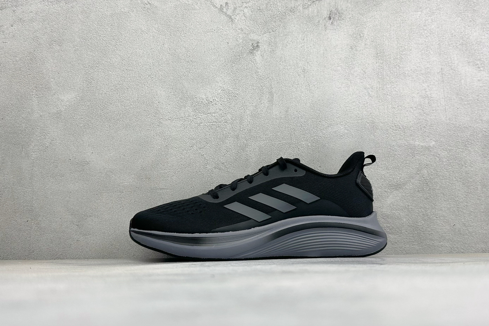 Adidas EQ/RUNNING SHOES 系列复古网面轻量透气跑步鞋 缓震透气 落地轻快高度回弹的脚感 落地稳定性