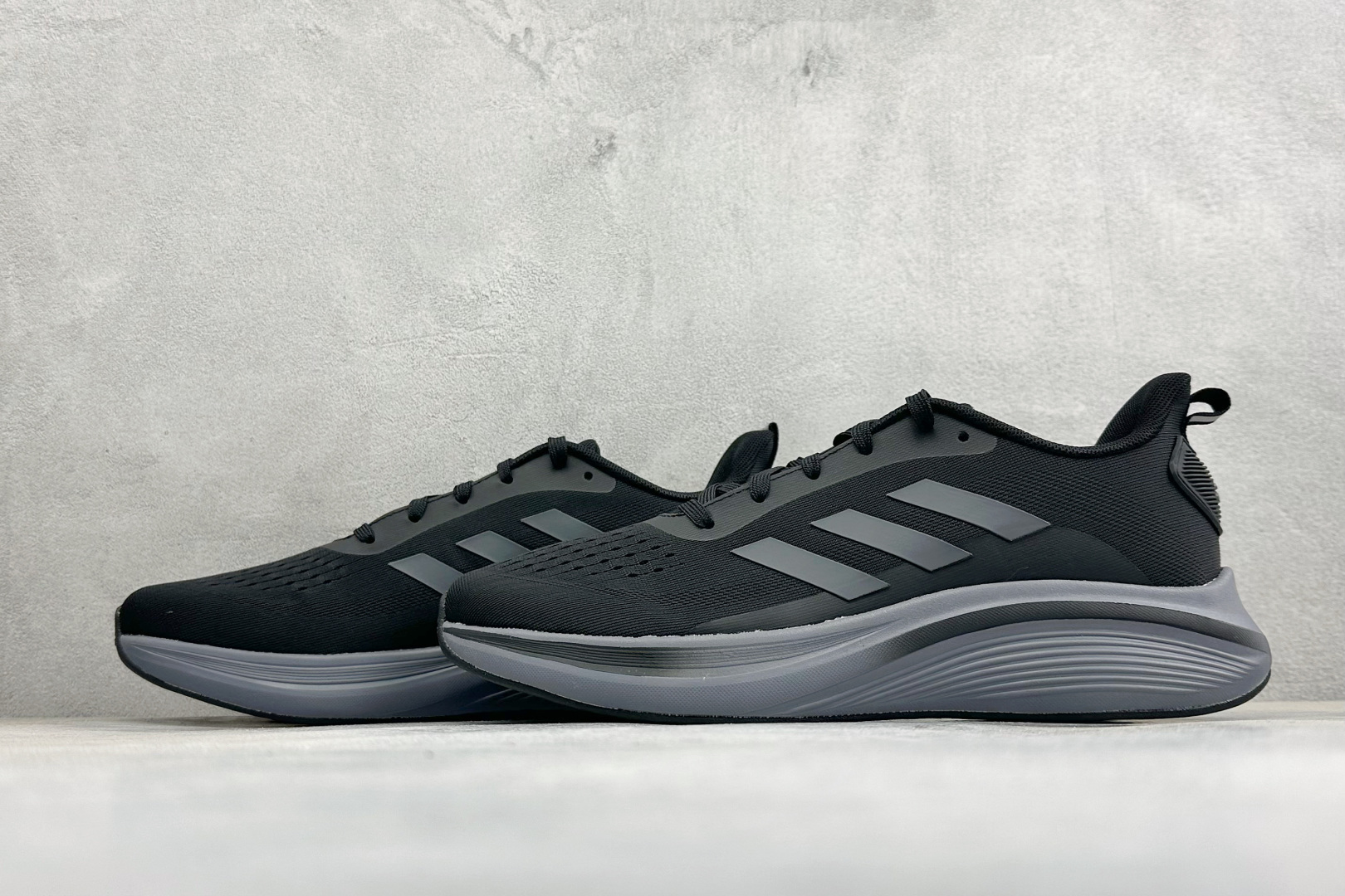Adidas EQ/RUNNING SHOES 系列复古网面轻量透气跑步鞋 缓震透气 落地轻快高度回弹的脚感 落地稳定性