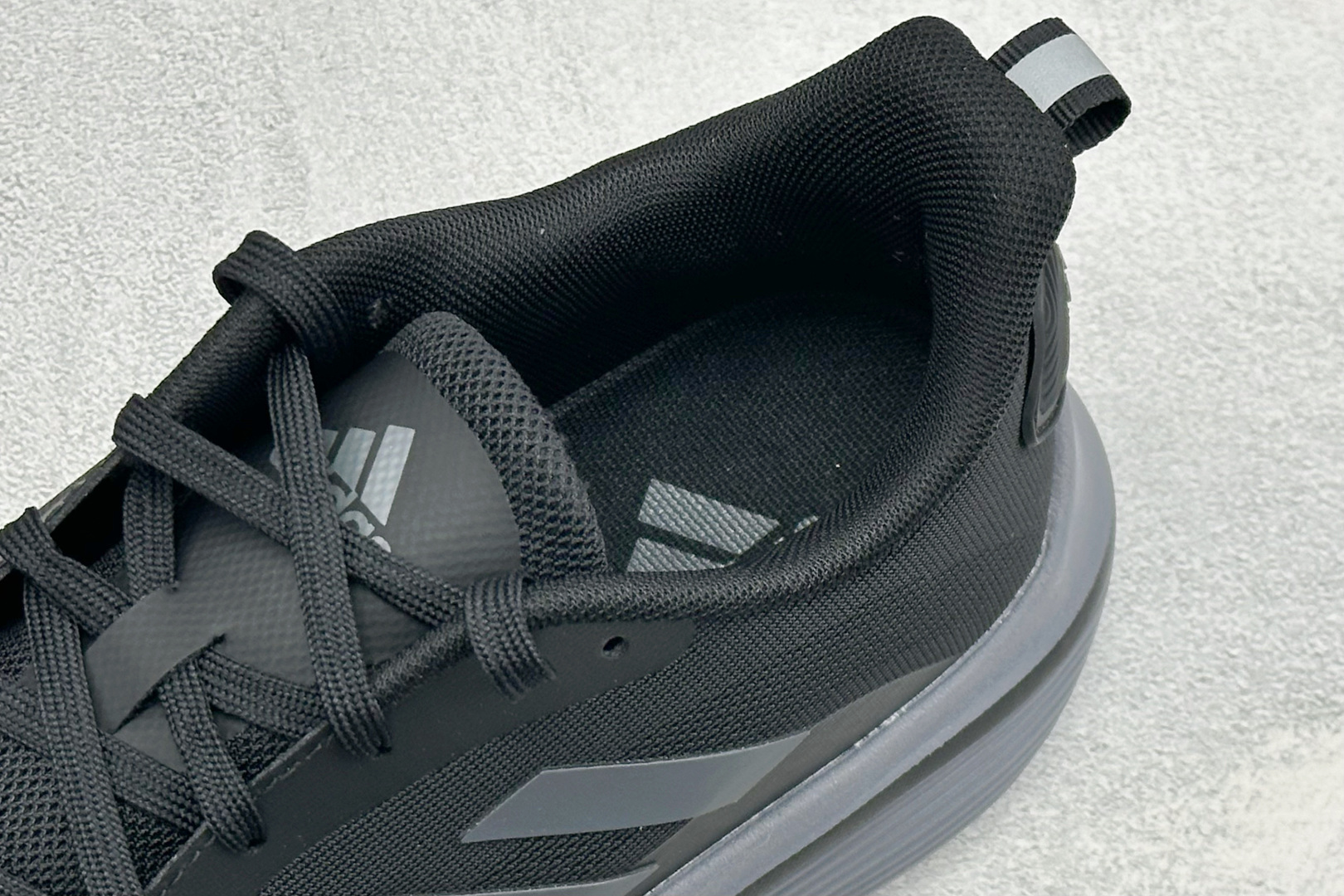 Adidas EQ/RUNNING SHOES 系列复古网面轻量透气跑步鞋 缓震透气 落地轻快高度回弹的脚感 落地稳定性