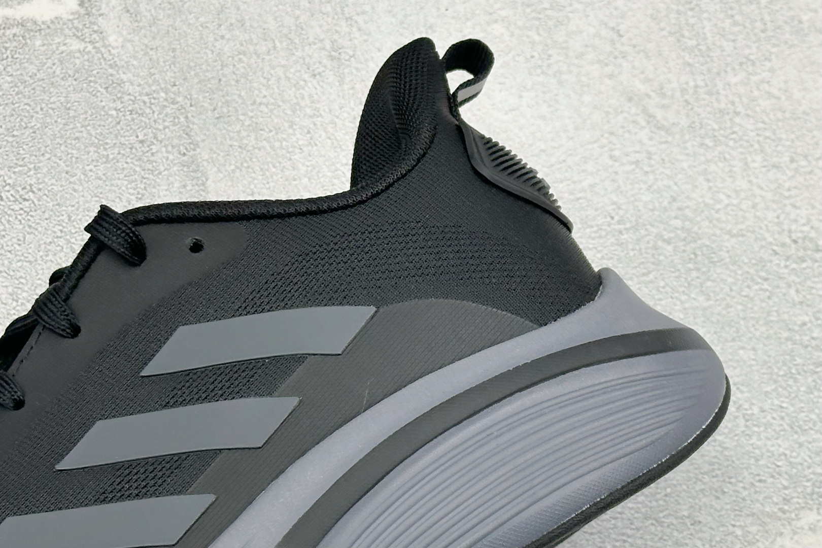 Adidas EQ/RUNNING SHOES 系列复古网面轻量透气跑步鞋 缓震透气 落地轻快高度回弹的脚感 落地稳定性