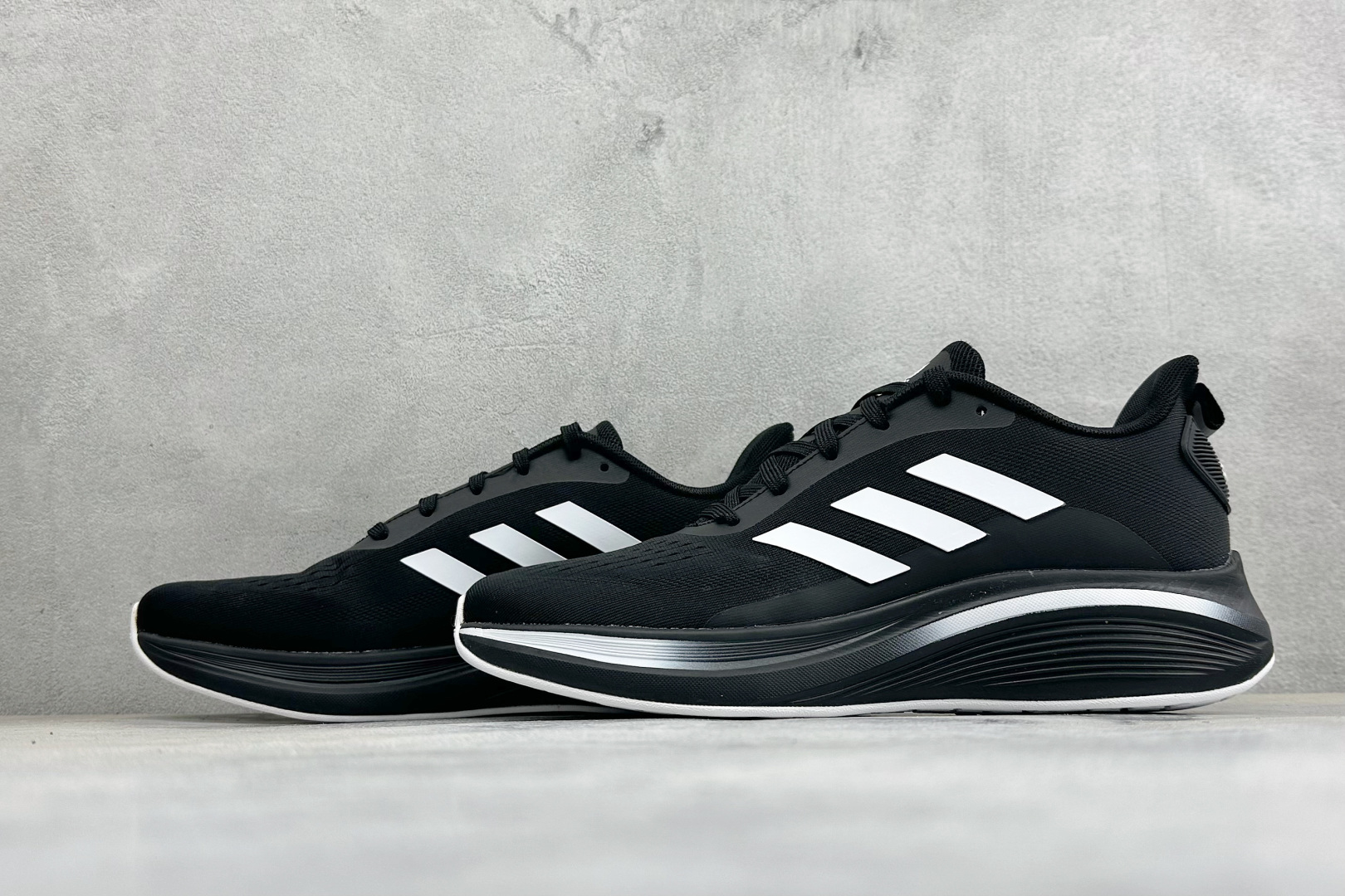 Adidas EQ/RUNNING SHOES 系列复古网面轻量透气跑步鞋 缓震透气 落地轻快高度回弹的脚感 落地稳定性