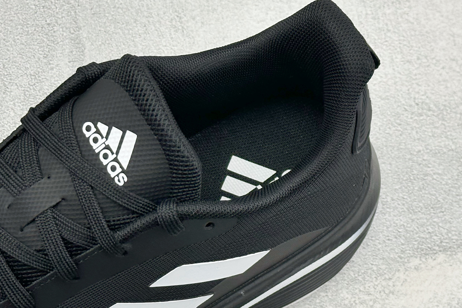 Adidas EQ/RUNNING SHOES 系列复古网面轻量透气跑步鞋 缓震透气 落地轻快高度回弹的脚感 落地稳定性