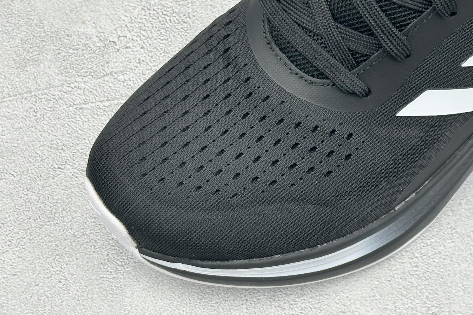 Adidas EQ/RUNNING SHOES 系列复古网面轻量透气跑步鞋 缓震透气 落地轻快高度回弹的脚感 落地稳定性