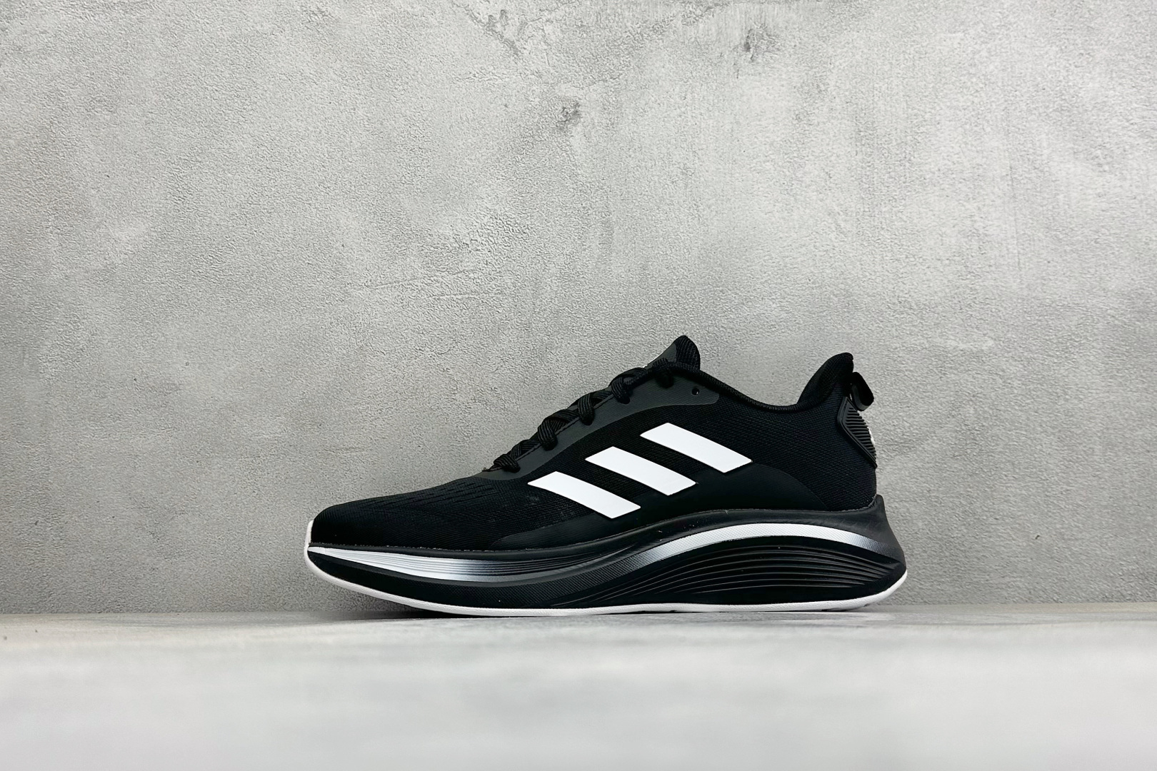 Adidas EQ/RUNNING SHOES 系列复古网面轻量透气跑步鞋 缓震透气 落地轻快高度回弹的脚感 落地稳定性