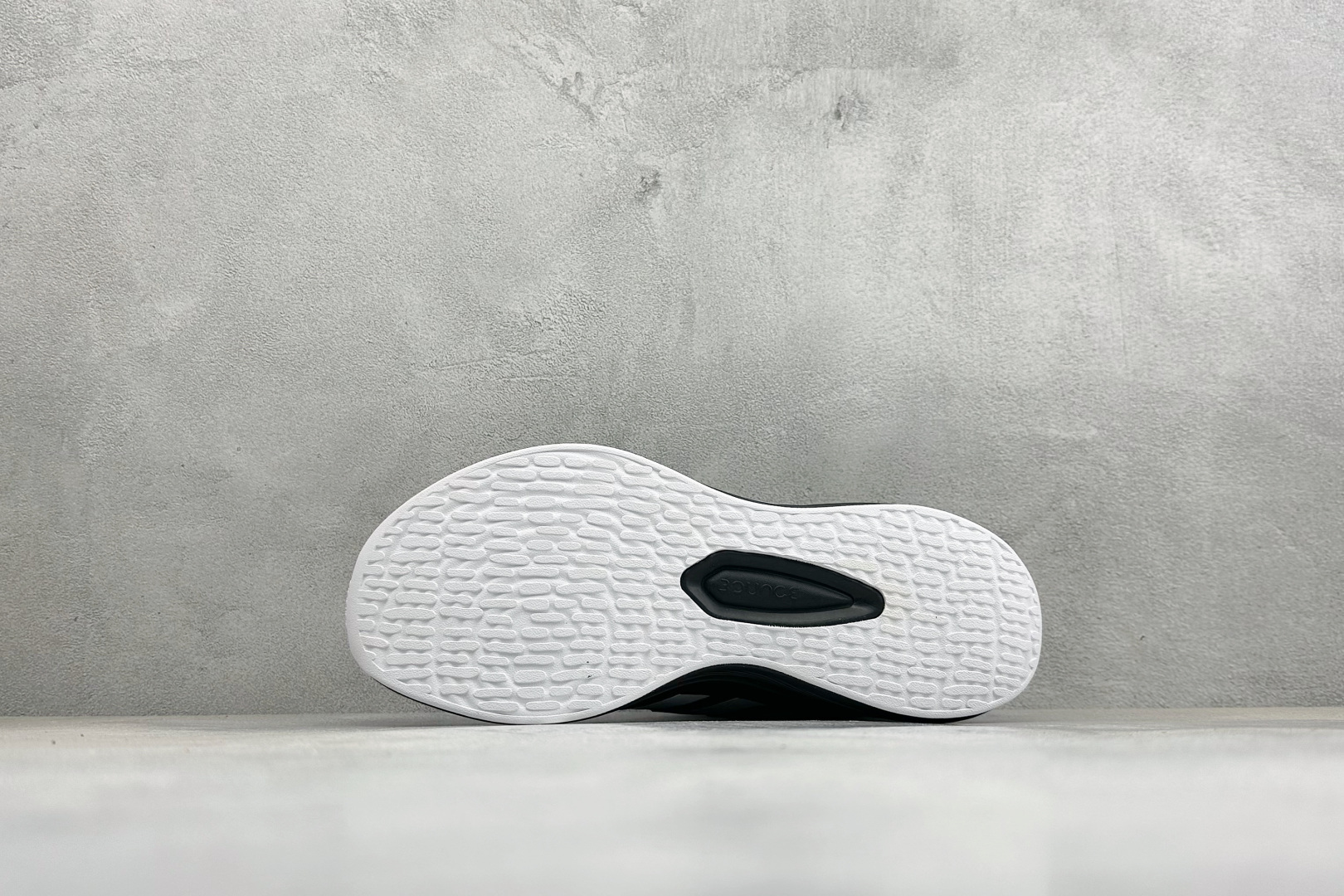 Adidas EQ/RUNNING SHOES 系列复古网面轻量透气跑步鞋 缓震透气 落地轻快高度回弹的脚感 落地稳定性