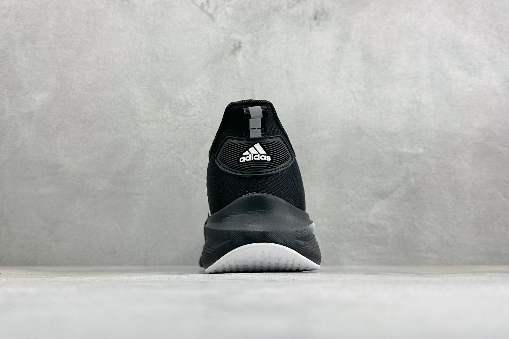 Adidas EQ/RUNNING SHOES 系列复古网面轻量透气跑步鞋 缓震透气 落地轻快高度回弹的脚感 落地稳定性
