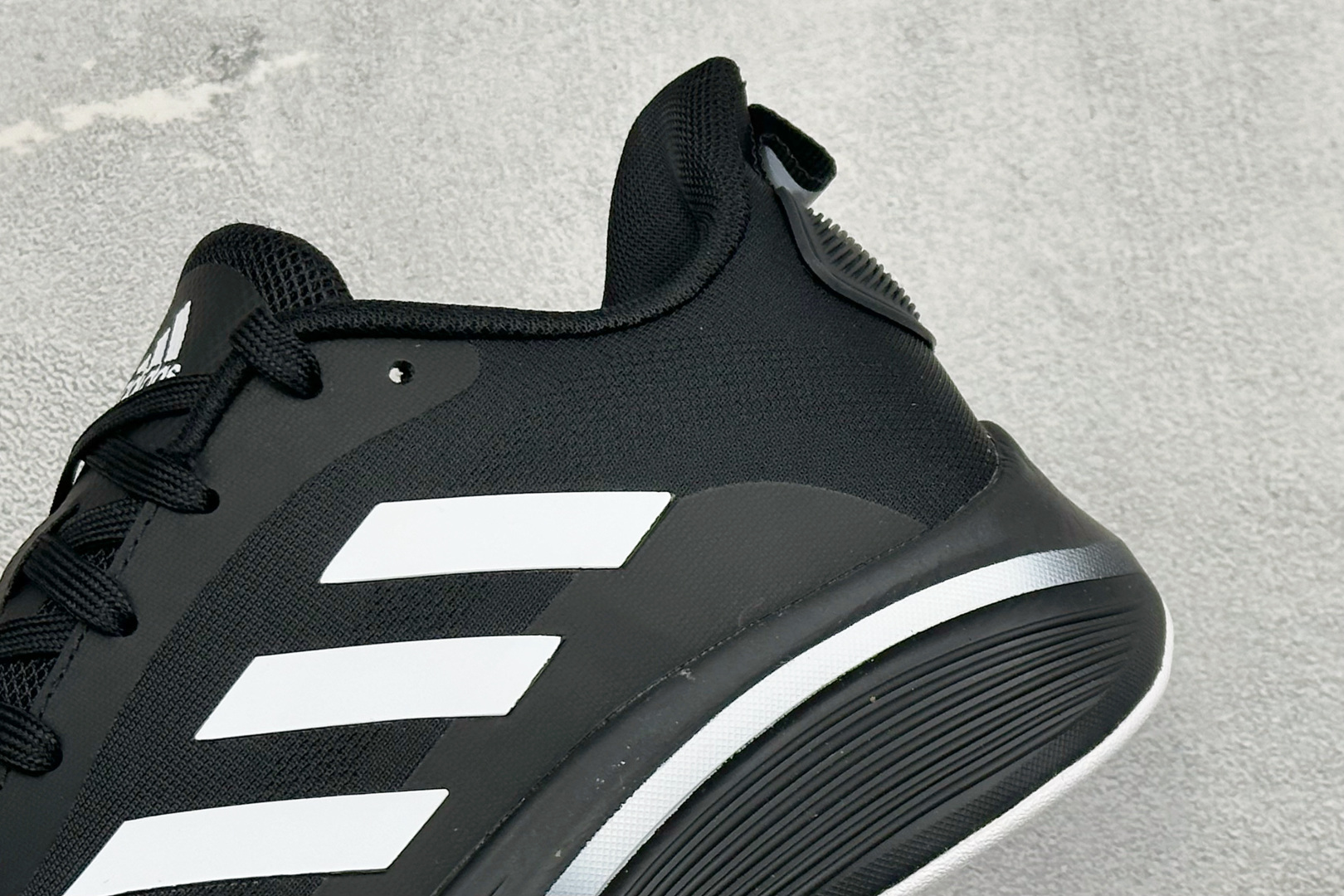 Adidas EQ/RUNNING SHOES 系列复古网面轻量透气跑步鞋 缓震透气 落地轻快高度回弹的脚感 落地稳定性