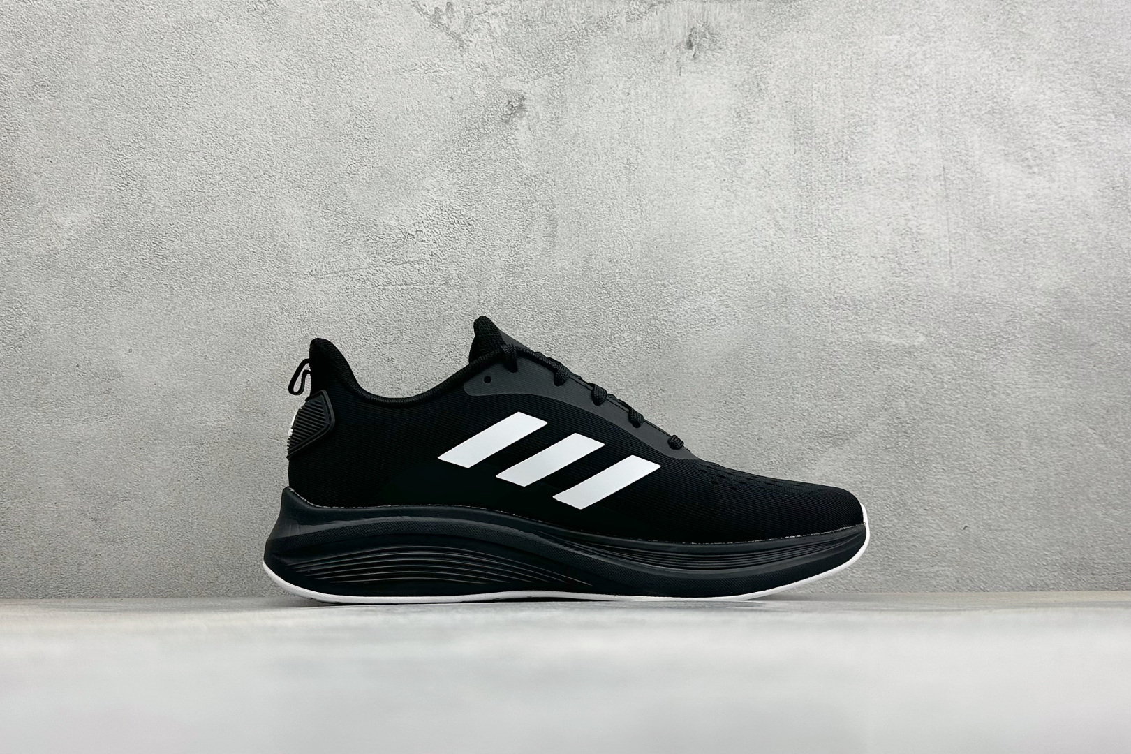 Adidas EQ/RUNNING SHOES 系列复古网面轻量透气跑步鞋 缓震透气 落地轻快高度回弹的脚感 落地稳定性