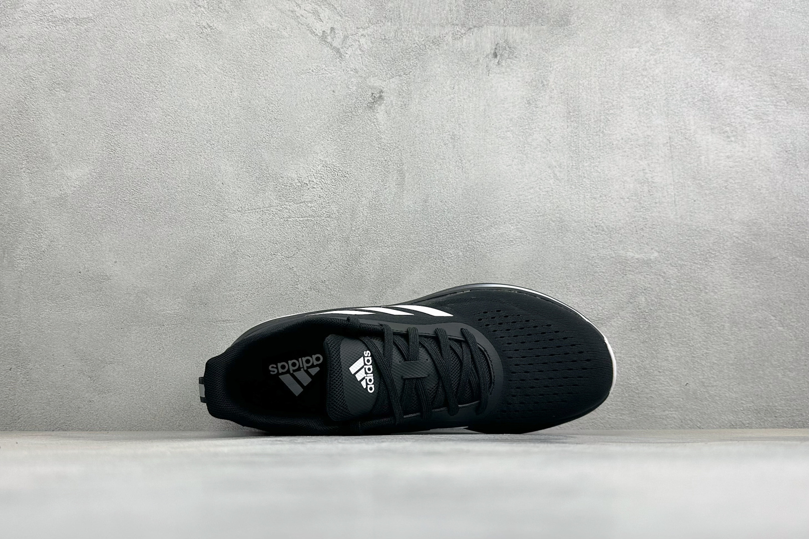 Adidas EQ/RUNNING SHOES 系列复古网面轻量透气跑步鞋 缓震透气 落地轻快高度回弹的脚感 落地稳定性