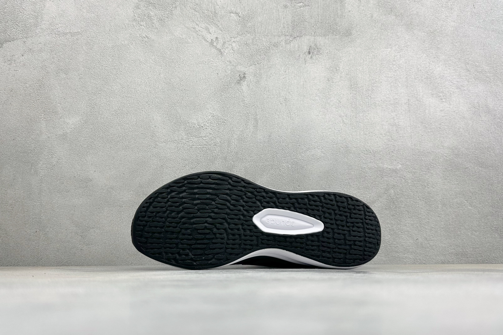 Adidas EQ/RUNNING SHOES 系列复古网面轻量透气跑步鞋 缓震透气 落地轻快高度回弹的脚感 落地稳定性 Adidas EQ/RUNNING SHOES 系列复古网面轻量透气跑步鞋 缓震透气 落地轻快高度回弹的脚感 落地稳定性