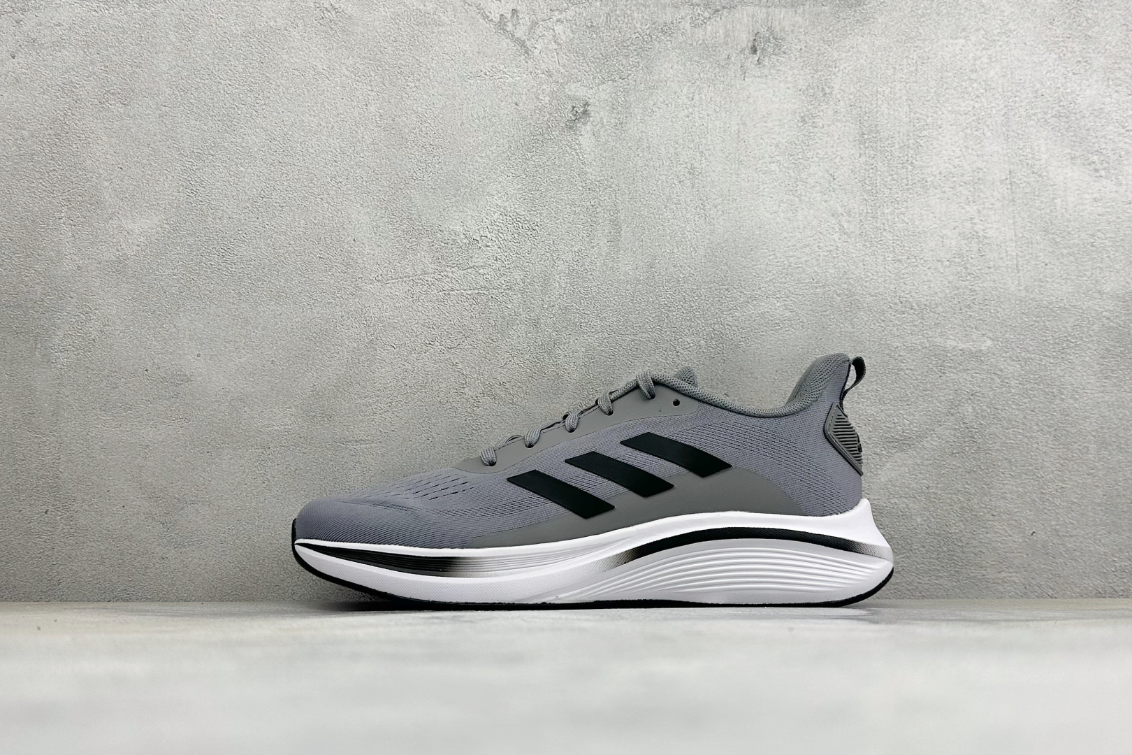 Adidas EQ/RUNNING SHOES 系列复古网面轻量透气跑步鞋 缓震透气 落地轻快高度回弹的脚感 落地稳定性