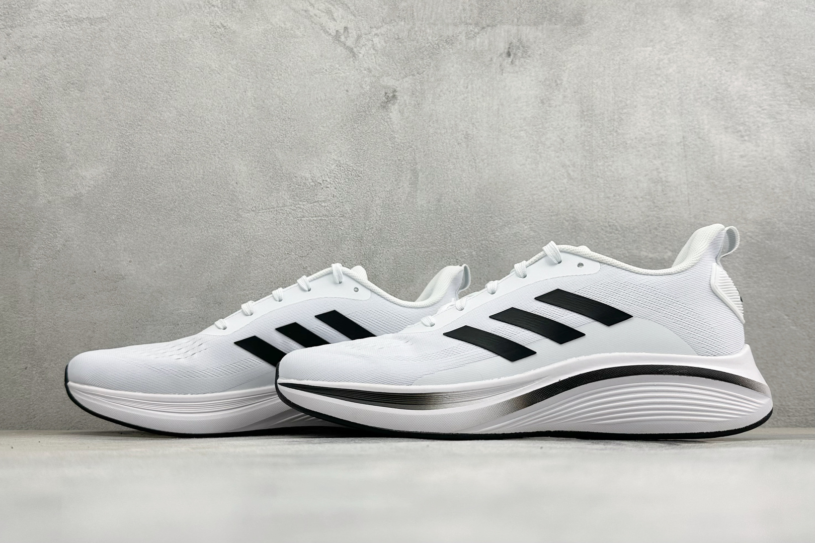 Adidas EQ/RUNNING SHOES 系列复古网面轻量透气跑步鞋 缓震透气 落地轻快高度回弹的脚感 落地稳定性