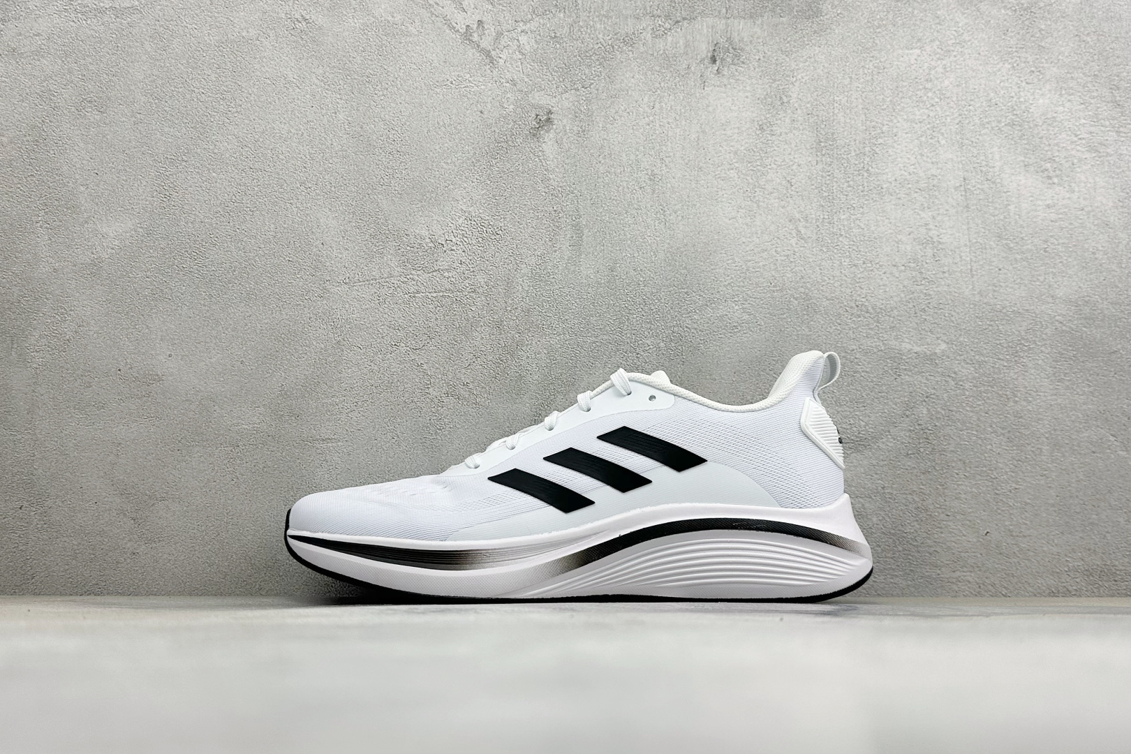 Adidas EQ/RUNNING SHOES 系列复古网面轻量透气跑步鞋 缓震透气 落地轻快高度回弹的脚感 落地稳定性