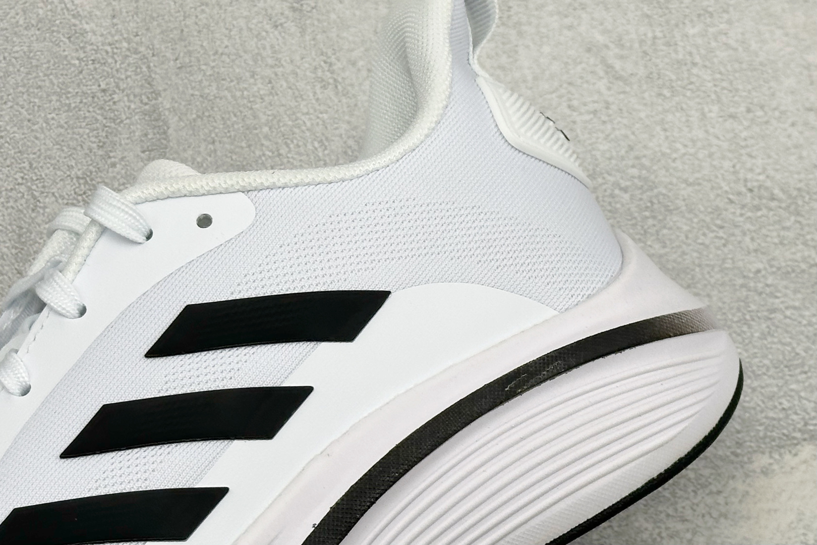 Adidas EQ/RUNNING SHOES 系列复古网面轻量透气跑步鞋 缓震透气 落地轻快高度回弹的脚感 落地稳定性