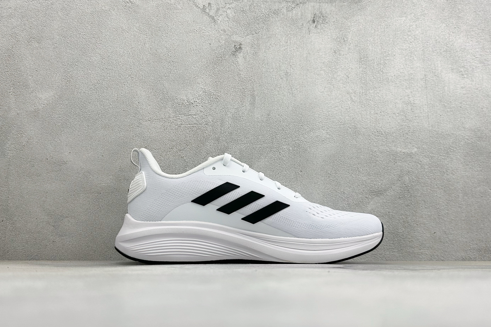 Adidas EQ/RUNNING SHOES 系列复古网面轻量透气跑步鞋 缓震透气 落地轻快高度回弹的脚感 落地稳定性