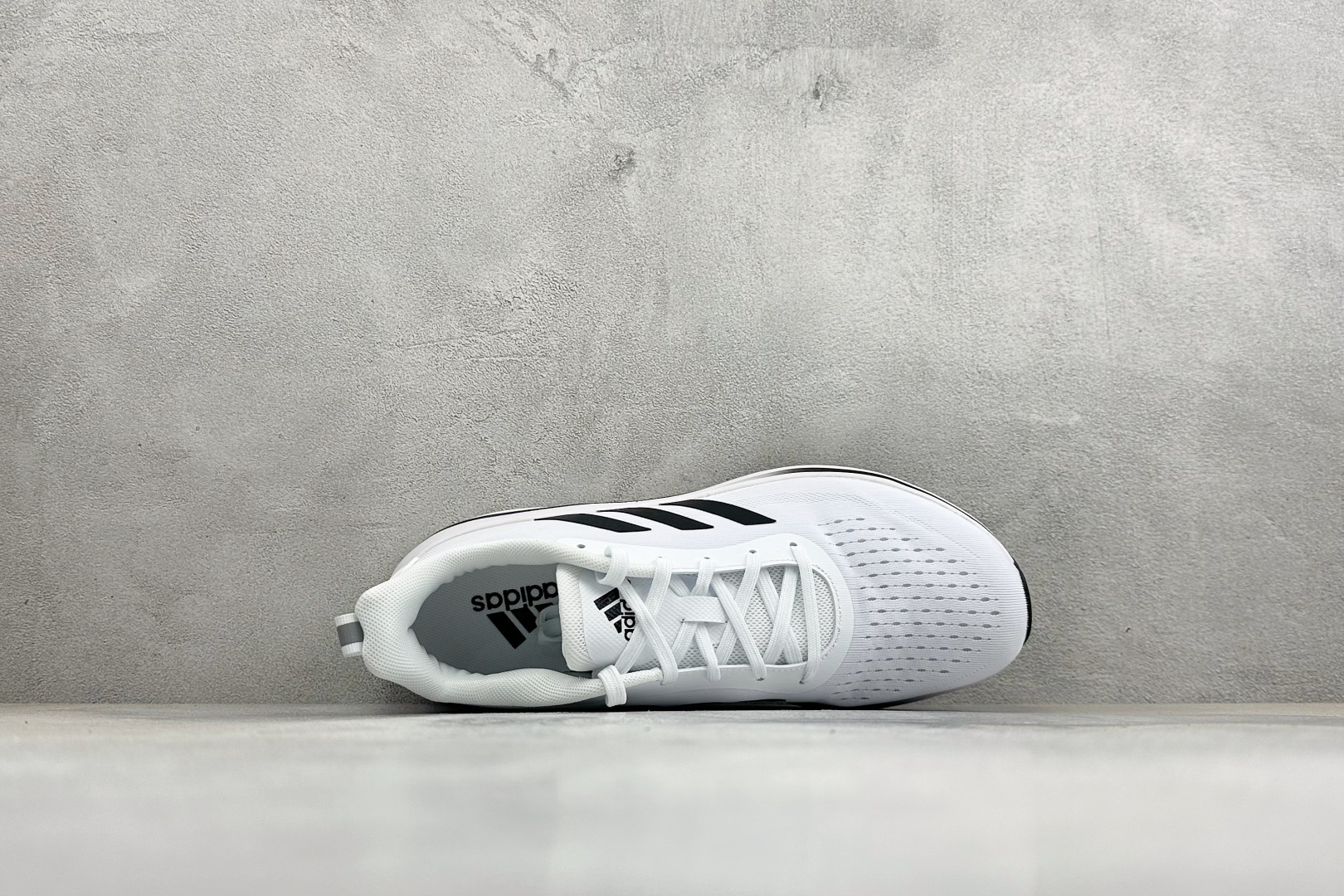 Adidas EQ/RUNNING SHOES 系列复古网面轻量透气跑步鞋 缓震透气 落地轻快高度回弹的脚感 落地稳定性
