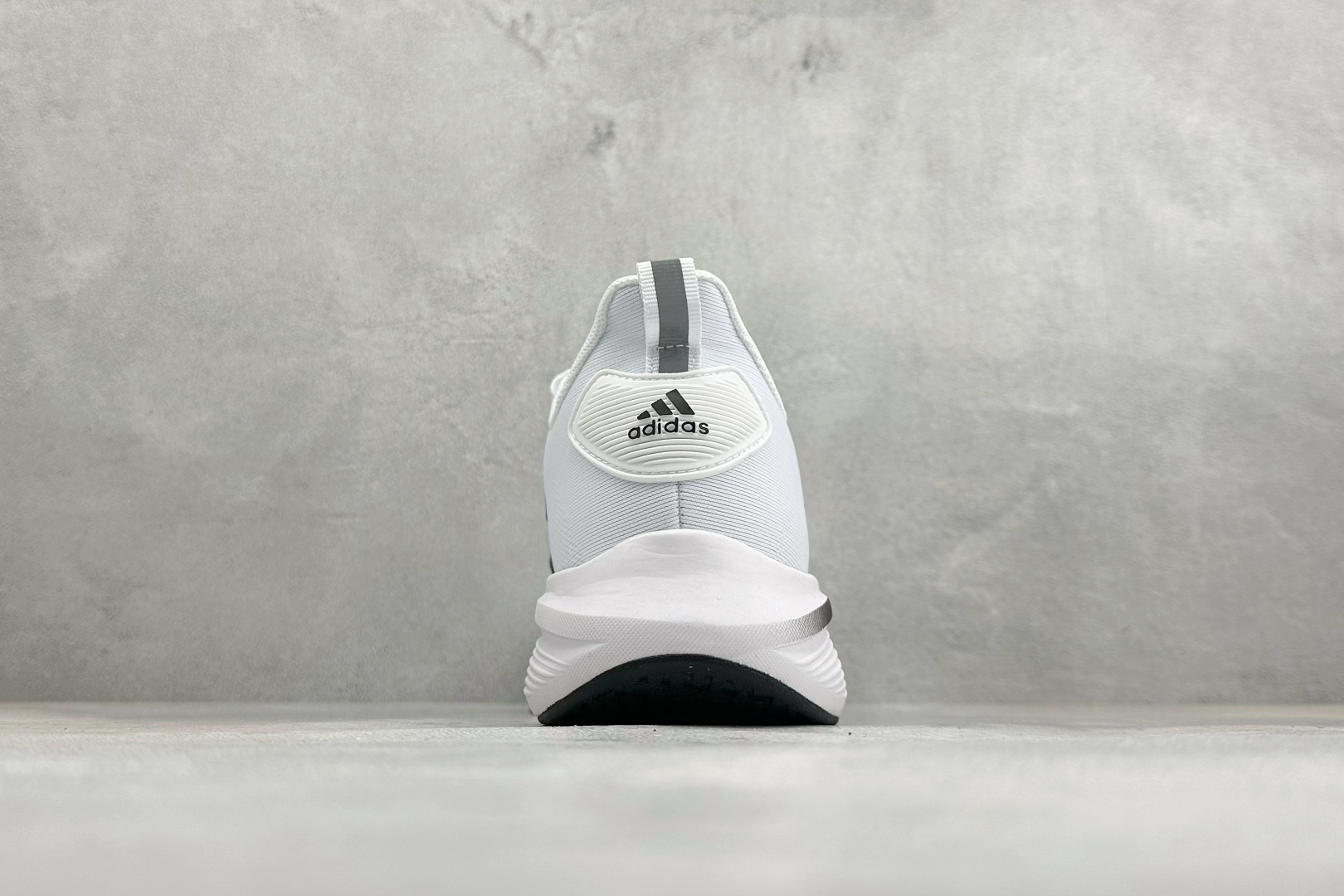 Adidas EQ/RUNNING SHOES 系列复古网面轻量透气跑步鞋 缓震透气 落地轻快高度回弹的脚感 落地稳定性