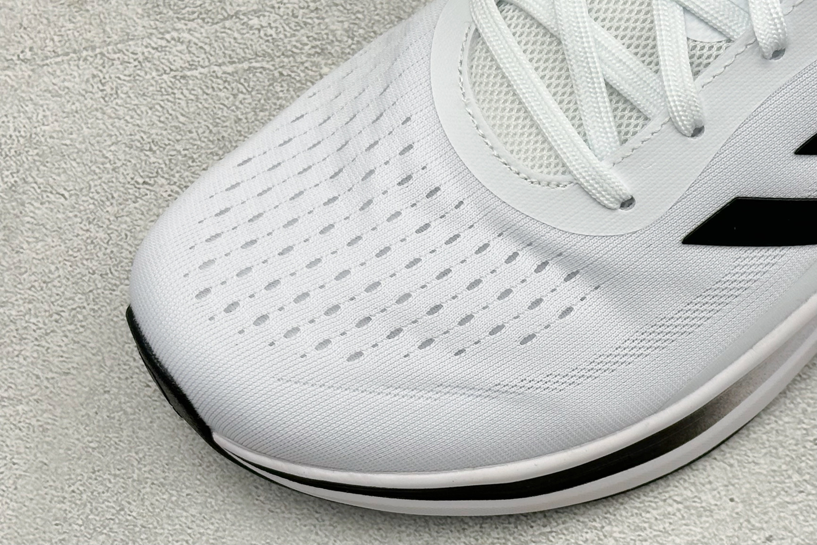 Adidas EQ/RUNNING SHOES 系列复古网面轻量透气跑步鞋 缓震透气 落地轻快高度回弹的脚感 落地稳定性