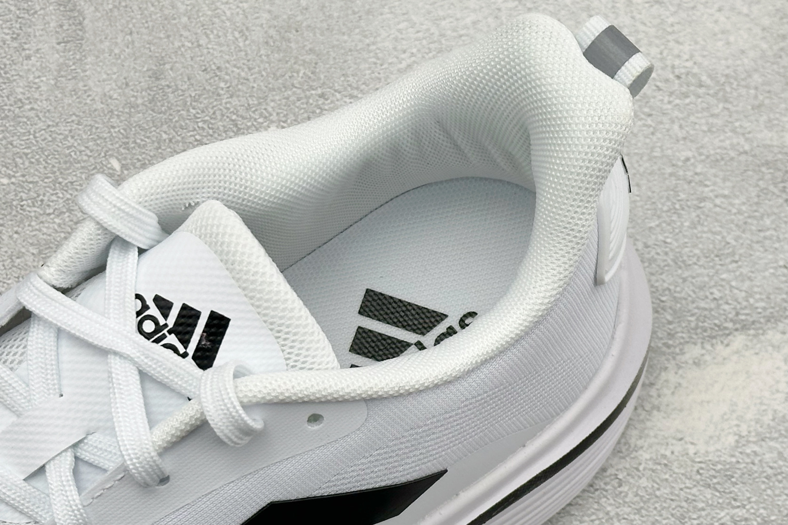 Adidas EQ/RUNNING SHOES 系列复古网面轻量透气跑步鞋 缓震透气 落地轻快高度回弹的脚感 落地稳定性