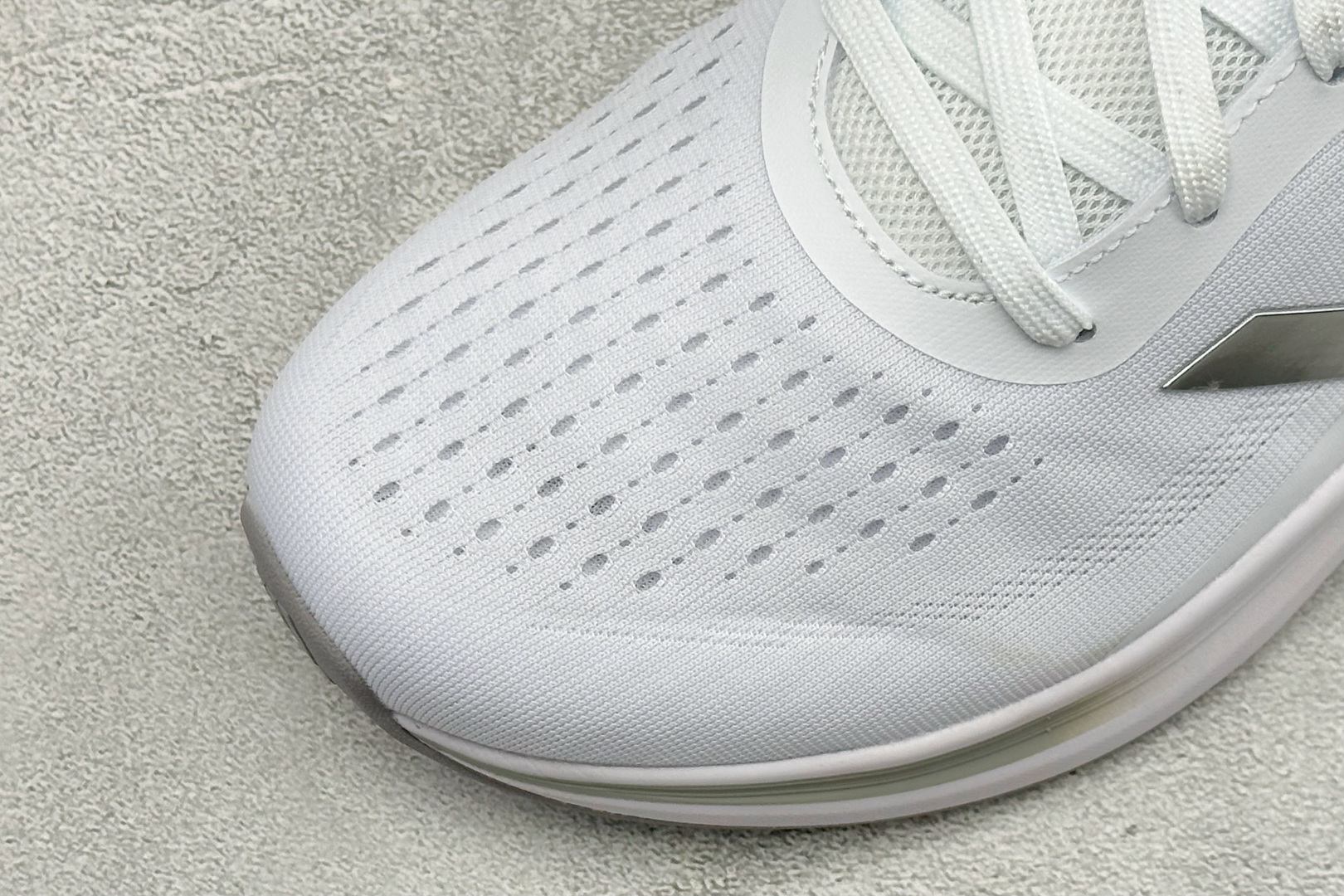 Adidas EQ/RUNNING SHOES 系列复古网面轻量透气跑步鞋 缓震透气 落地轻快高度回弹的脚感 落地稳定性 Adidas EQ/RUNNING SHOES 系列复古网面轻量透气跑步鞋 缓震透气 落地轻快高度回弹的脚感 落地稳定性