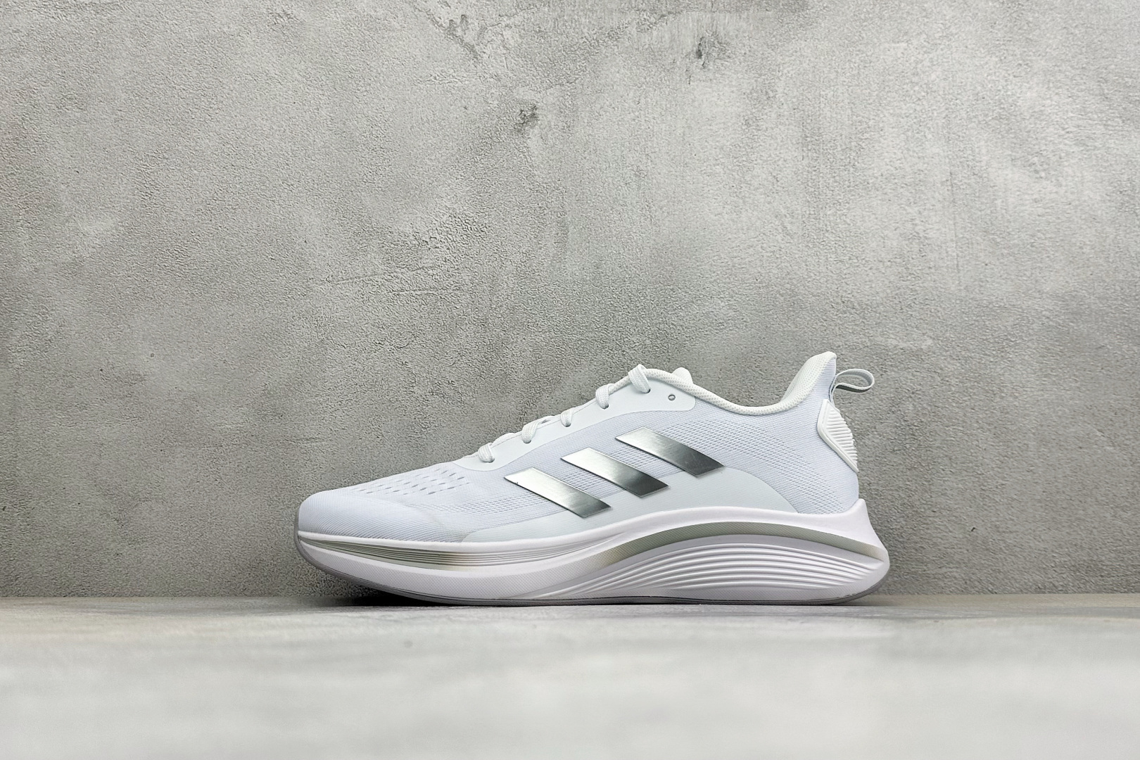 Adidas EQ/RUNNING SHOES 系列复古网面轻量透气跑步鞋 缓震透气 落地轻快高度回弹的脚感 落地稳定性