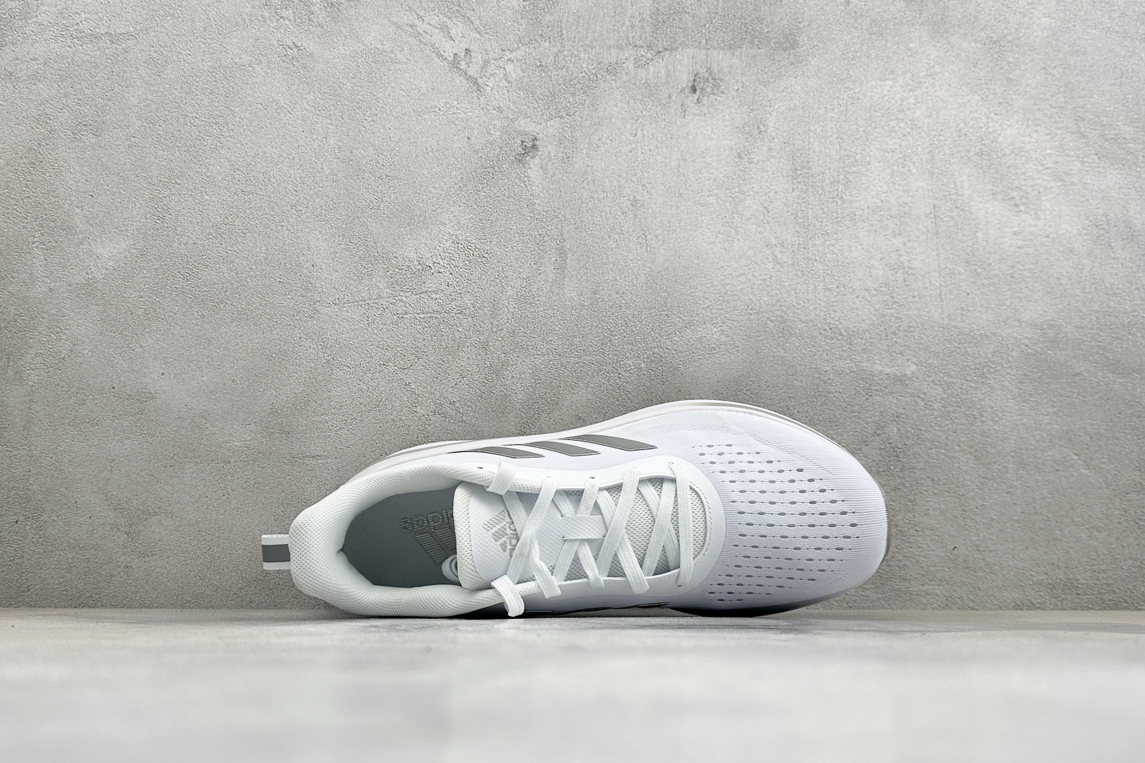 Adidas EQ/RUNNING SHOES 系列复古网面轻量透气跑步鞋 缓震透气 落地轻快高度回弹的脚感 落地稳定性 Adidas EQ/RUNNING SHOES 系列复古网面轻量透气跑步鞋 缓震透气 落地轻快高度回弹的脚感 落地稳定性