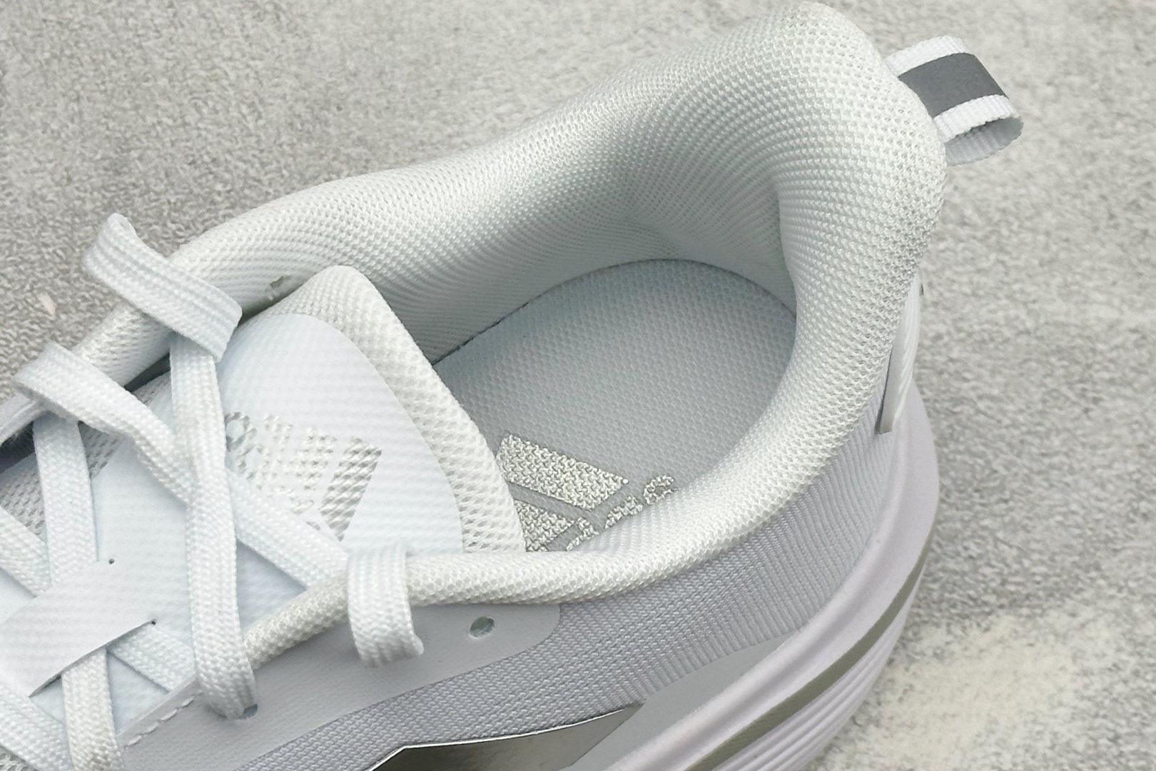 Adidas EQ/RUNNING SHOES 系列复古网面轻量透气跑步鞋 缓震透气 落地轻快高度回弹的脚感 落地稳定性 Adidas EQ/RUNNING SHOES 系列复古网面轻量透气跑步鞋 缓震透气 落地轻快高度回弹的脚感 落地稳定性
