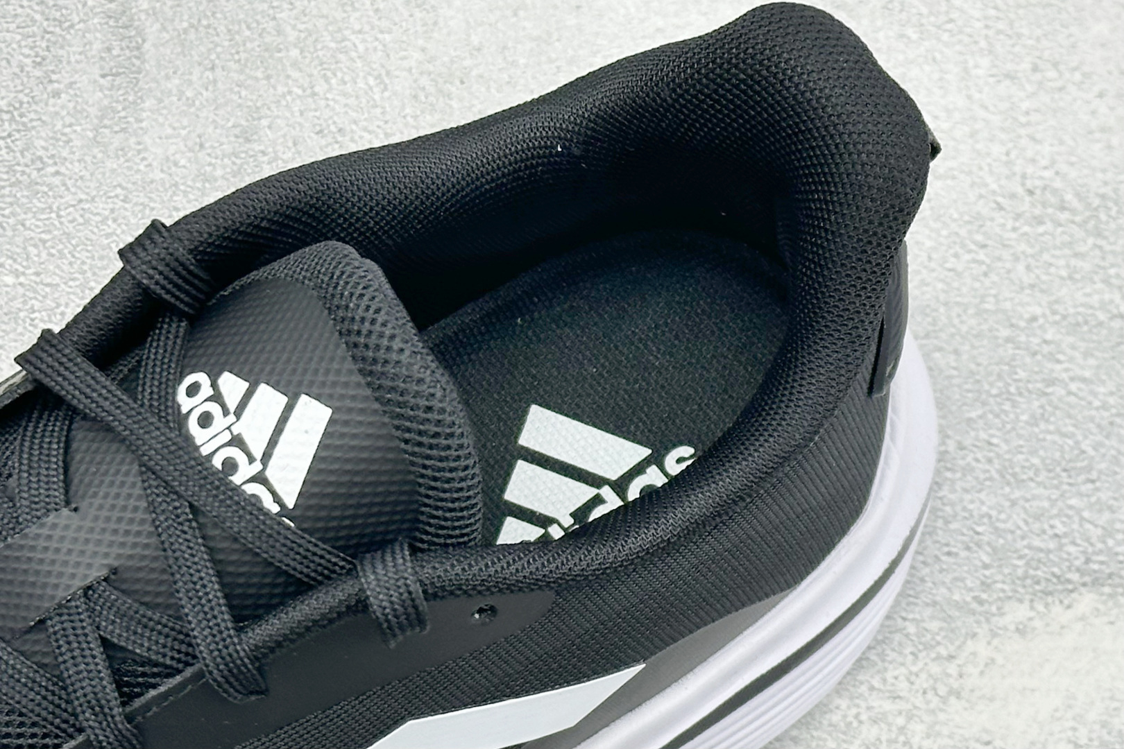 Adidas EQ/RUNNING SHOES 系列复古网面轻量透气跑步鞋 缓震透气 落地轻快高度回弹的脚感 落地稳定性