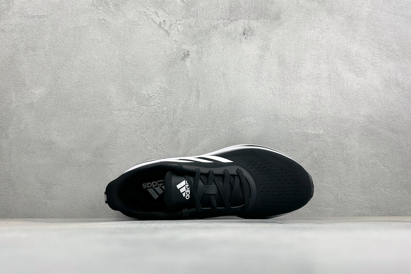 Adidas EQ/RUNNING SHOES 系列复古网面轻量透气跑步鞋 缓震透气 落地轻快高度回弹的脚感 落地稳定性