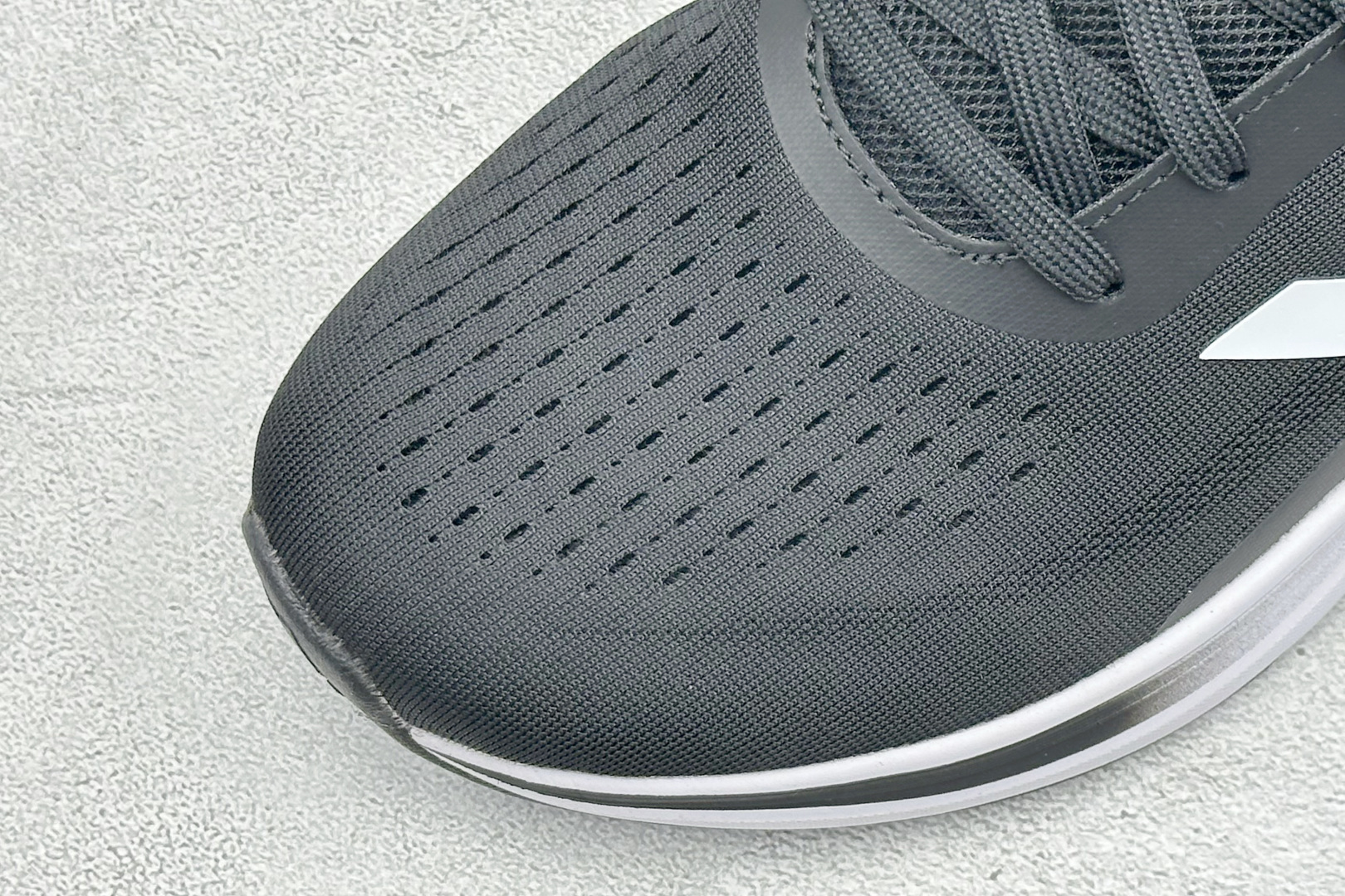 Adidas EQ/RUNNING SHOES 系列复古网面轻量透气跑步鞋 缓震透气 落地轻快高度回弹的脚感 落地稳定性