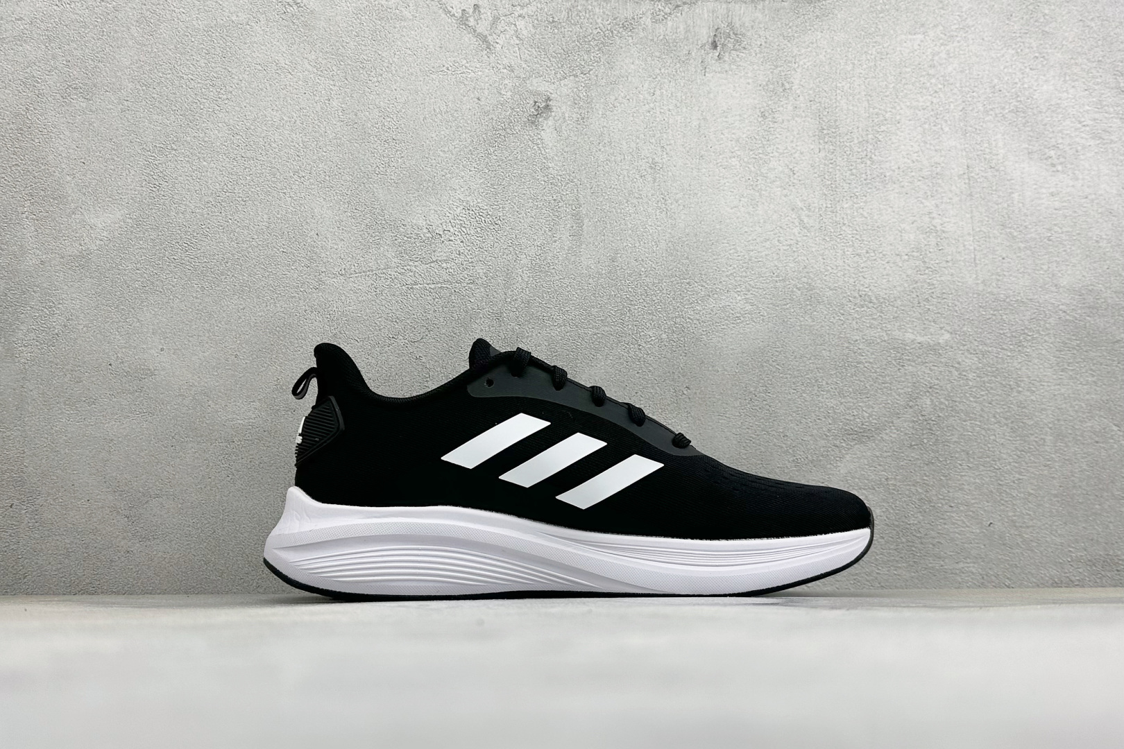 Adidas EQ/RUNNING SHOES 系列复古网面轻量透气跑步鞋 缓震透气 落地轻快高度回弹的脚感 落地稳定性