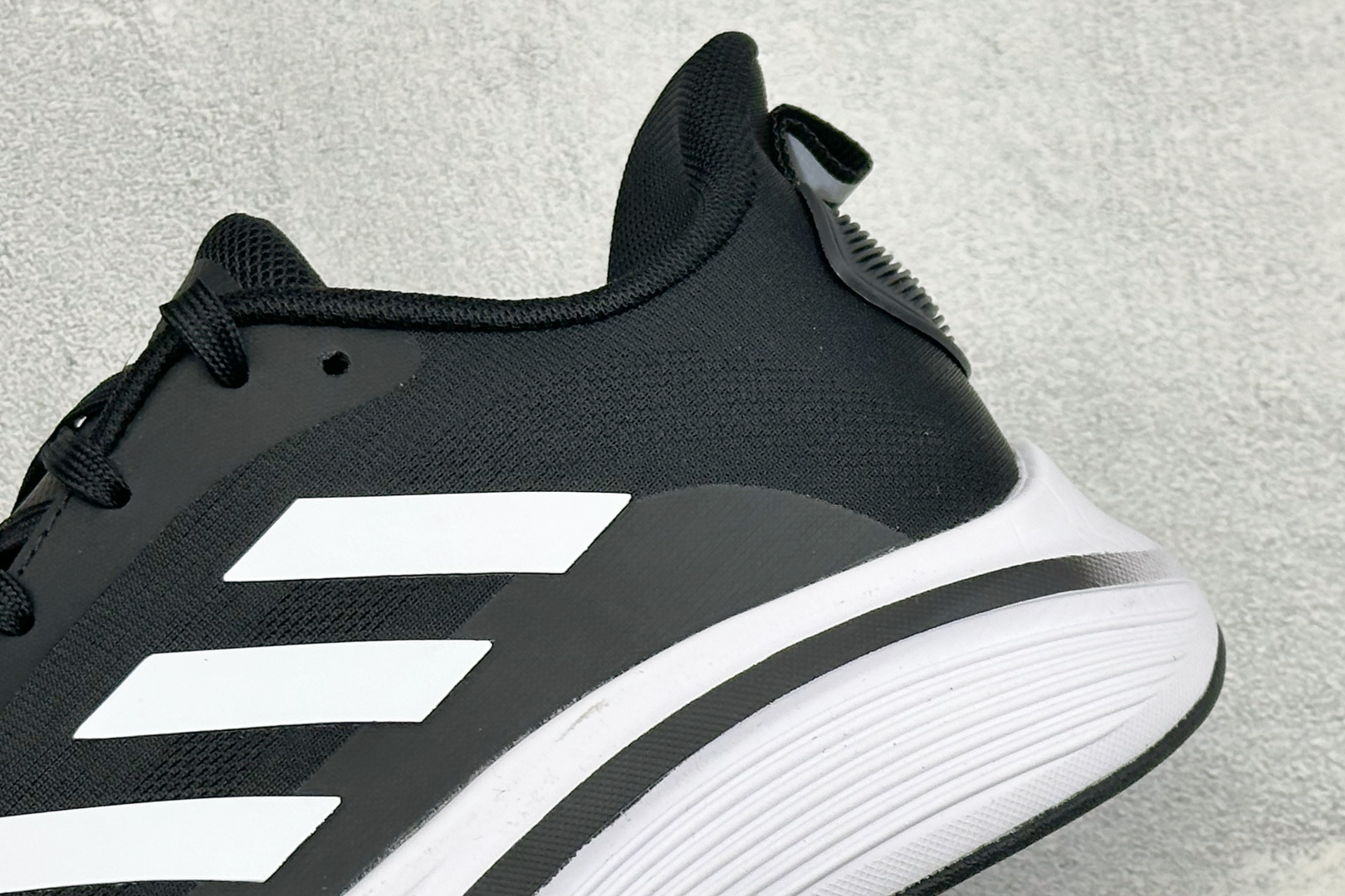 Adidas EQ/RUNNING SHOES 系列复古网面轻量透气跑步鞋 缓震透气 落地轻快高度回弹的脚感 落地稳定性