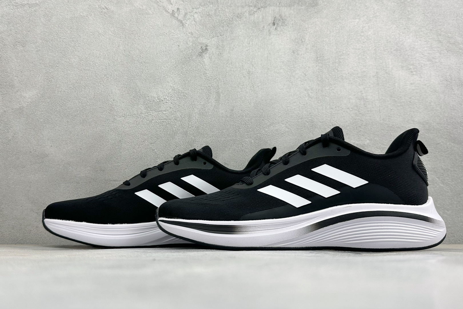 Adidas EQ/RUNNING SHOES 系列复古网面轻量透气跑步鞋 缓震透气 落地轻快高度回弹的脚感 落地稳定性