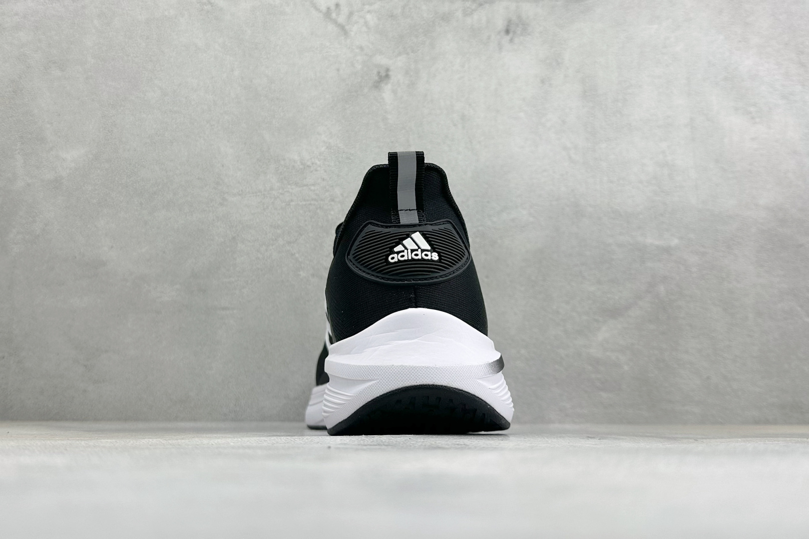 Adidas EQ/RUNNING SHOES 系列复古网面轻量透气跑步鞋 缓震透气 落地轻快高度回弹的脚感 落地稳定性