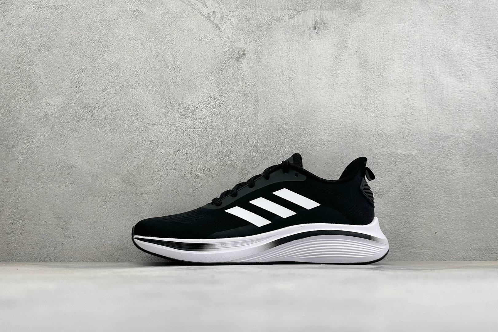 Adidas EQ/RUNNING SHOES 系列复古网面轻量透气跑步鞋 缓震透气 落地轻快高度回弹的脚感 落地稳定性