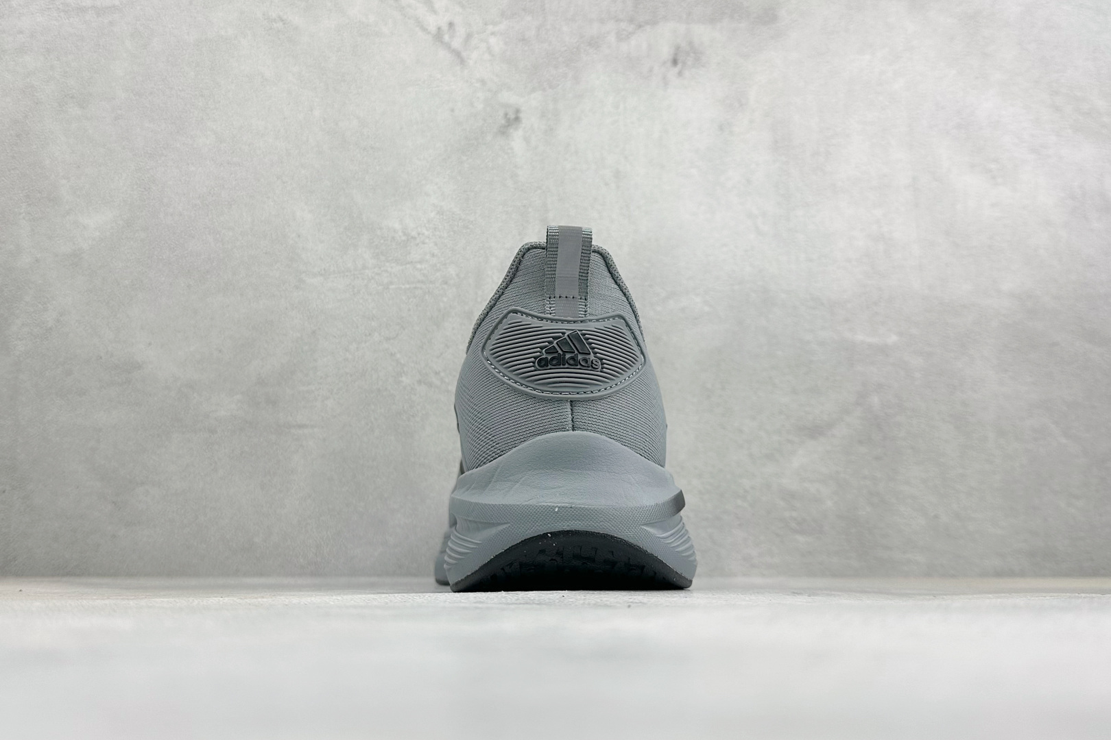 Adidas EQ/RUNNING SHOES 系列复古网面轻量透气跑步鞋 缓震透气 落地轻快高度回弹的脚感 落地稳定性