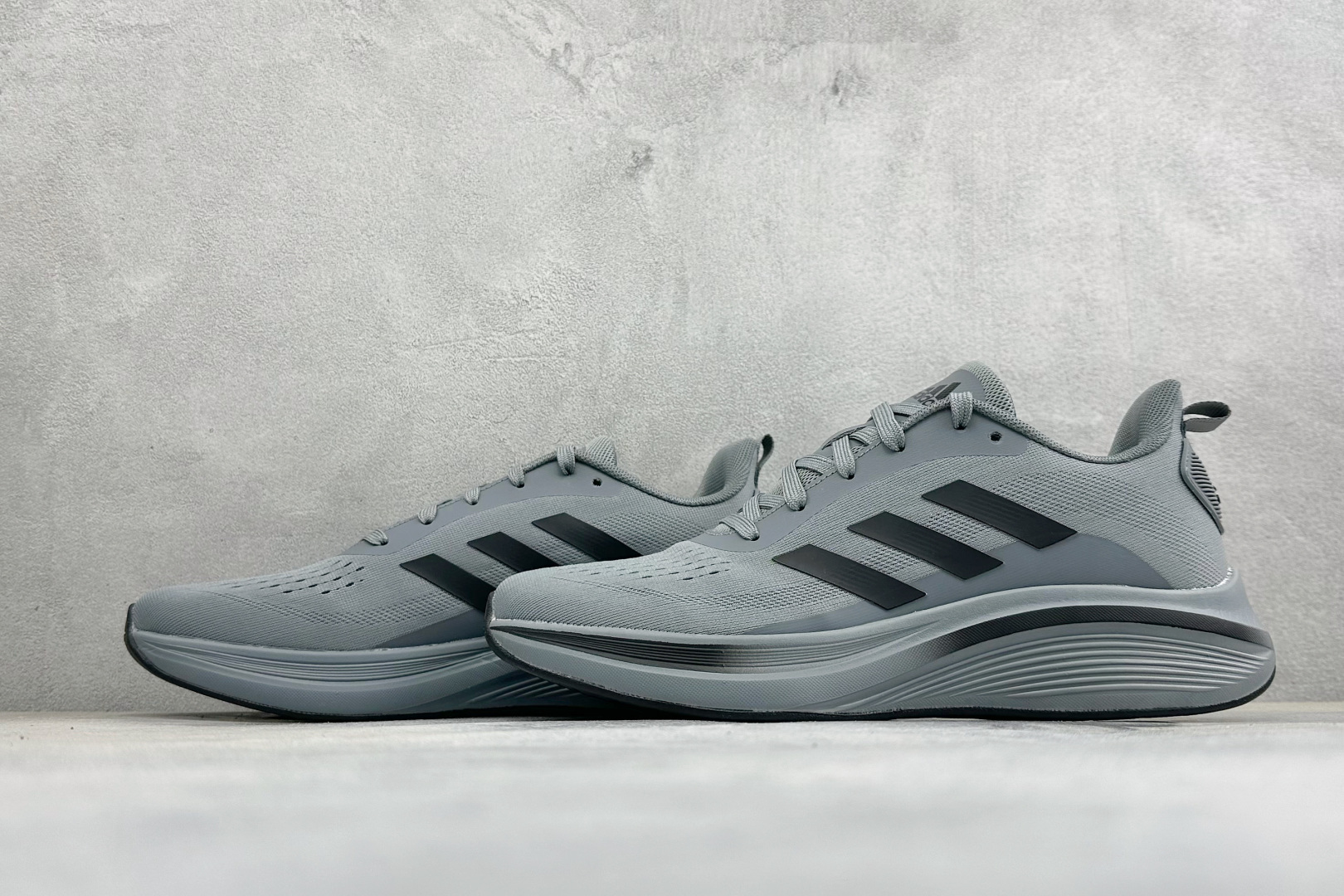 Adidas EQ/RUNNING SHOES 系列复古网面轻量透气跑步鞋 缓震透气 落地轻快高度回弹的脚感 落地稳定性