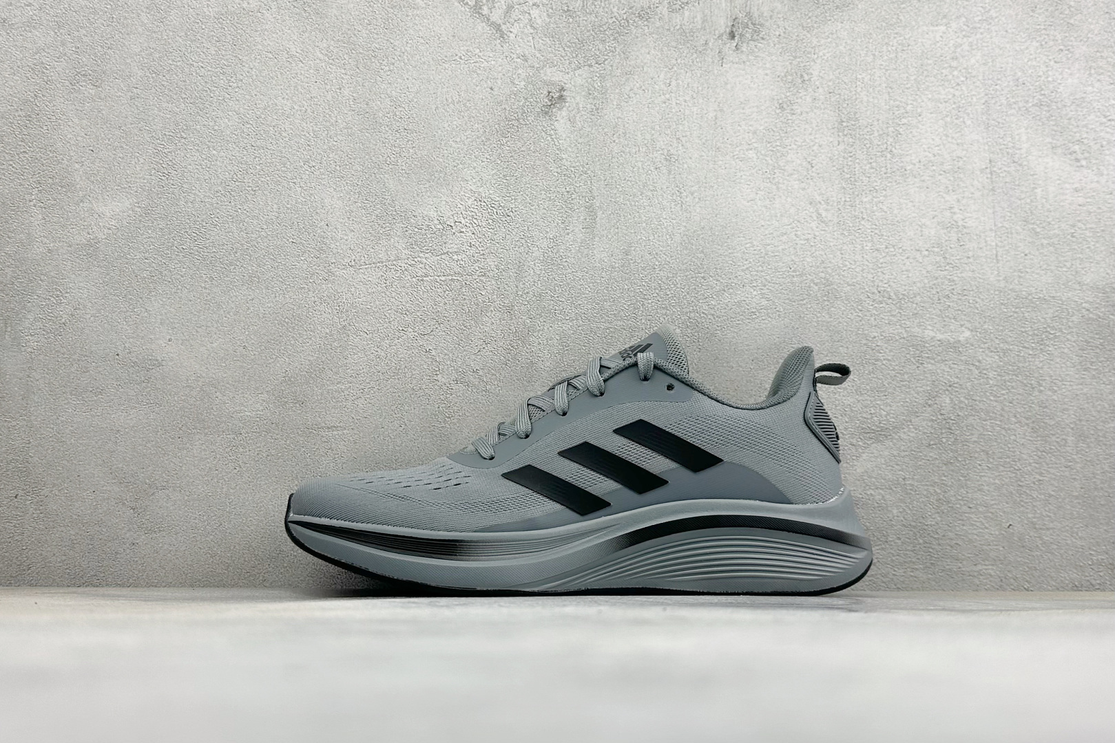 Adidas EQ/RUNNING SHOES 系列复古网面轻量透气跑步鞋 缓震透气 落地轻快高度回弹的脚感 落地稳定性