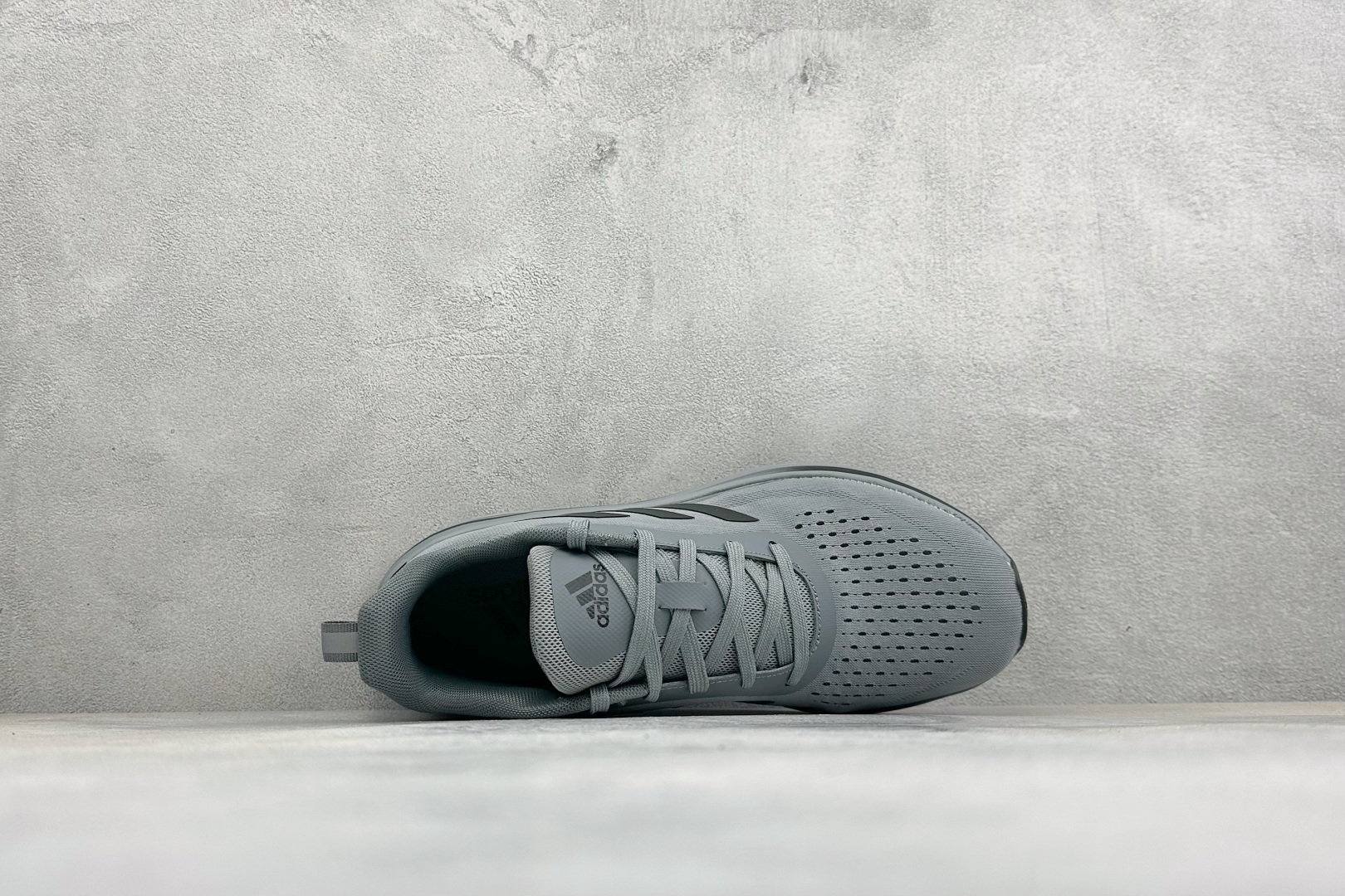 Adidas EQ/RUNNING SHOES 系列复古网面轻量透气跑步鞋 缓震透气 落地轻快高度回弹的脚感 落地稳定性