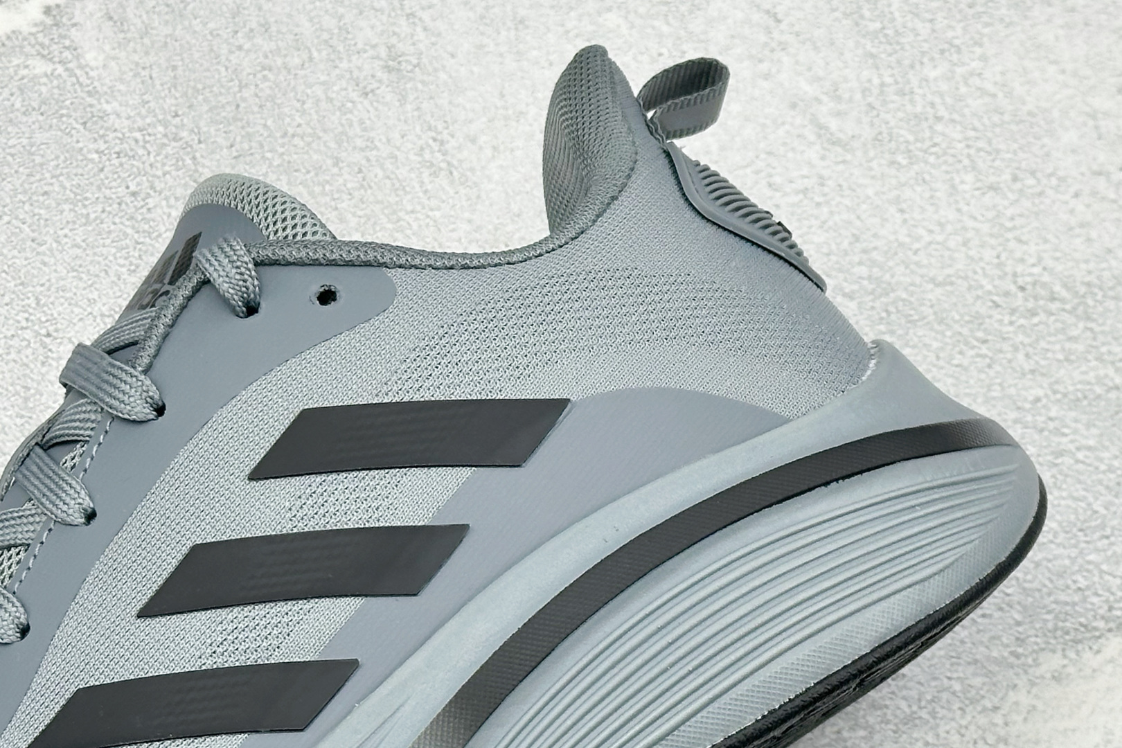 Adidas EQ/RUNNING SHOES 系列复古网面轻量透气跑步鞋 缓震透气 落地轻快高度回弹的脚感 落地稳定性