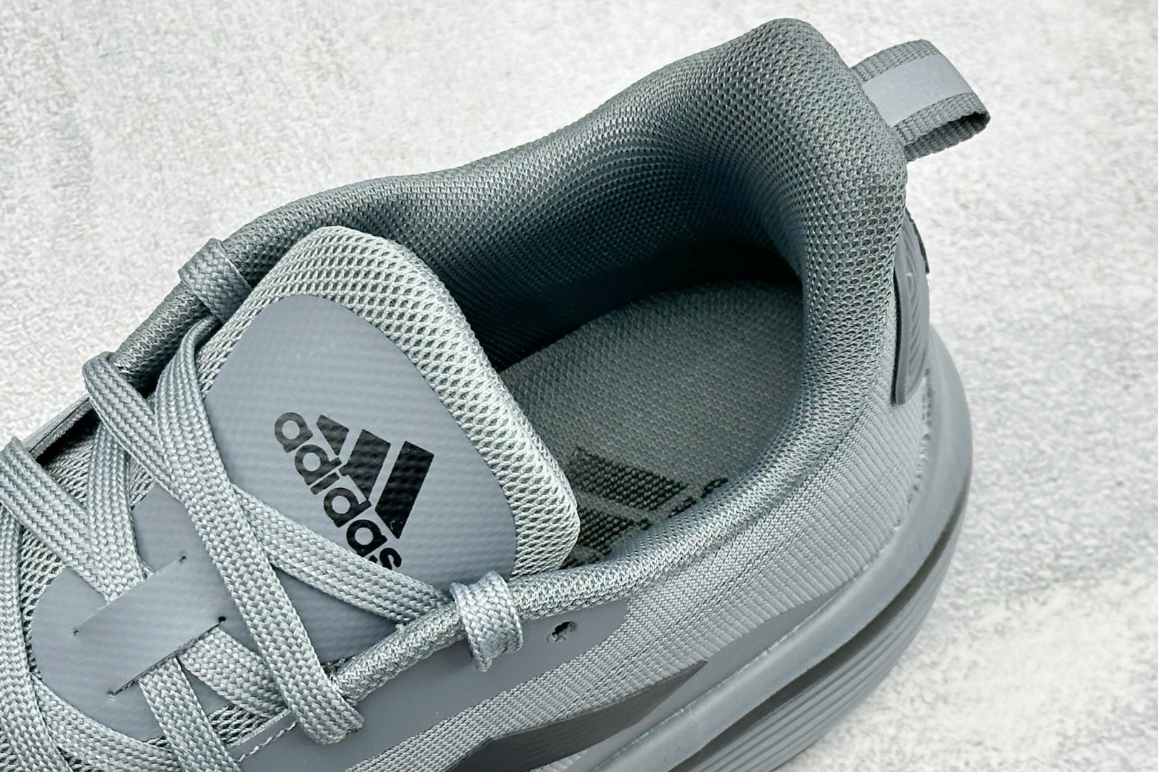 Adidas EQ/RUNNING SHOES 系列复古网面轻量透气跑步鞋 缓震透气 落地轻快高度回弹的脚感 落地稳定性