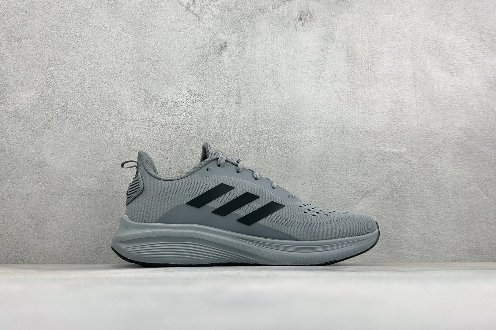 Adidas EQ/RUNNING SHOES 系列复古网面轻量透气跑步鞋 缓震透气 落地轻快高度回弹的脚感 落地稳定性