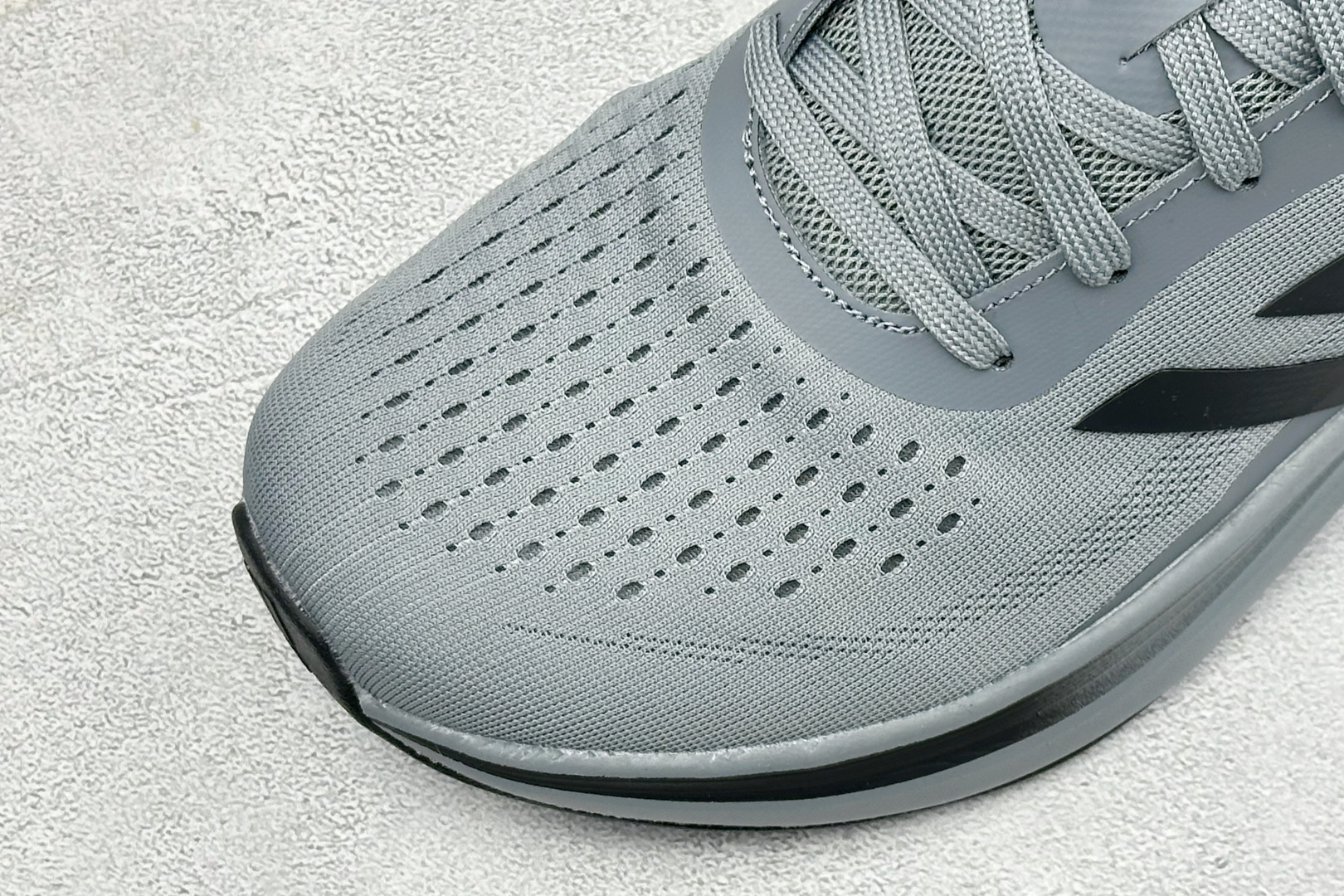 Adidas EQ/RUNNING SHOES 系列复古网面轻量透气跑步鞋 缓震透气 落地轻快高度回弹的脚感 落地稳定性